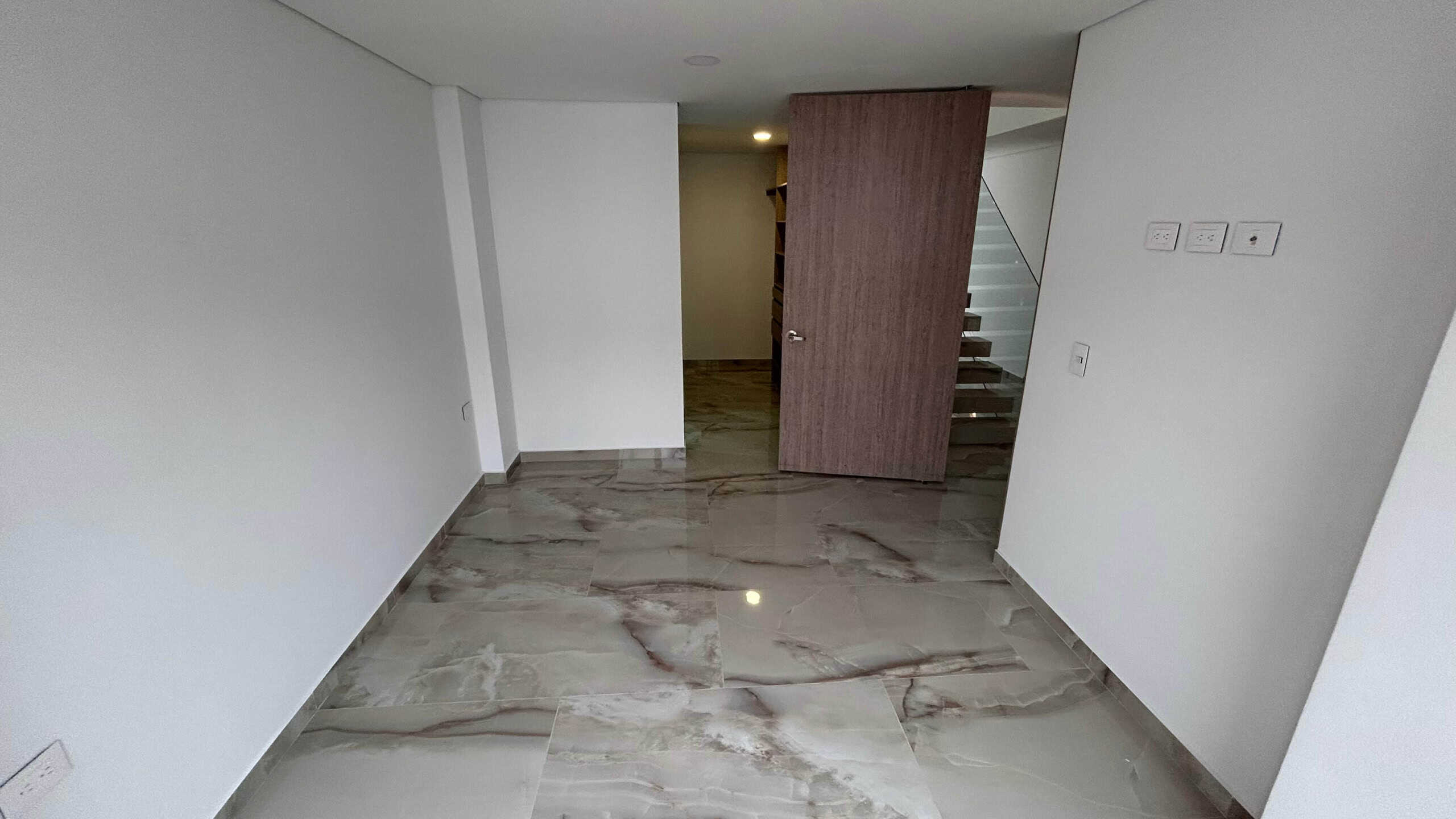 Amplio interior de casa en venta en condominio La Samaria, Ibagué, con espacios modernos y acabados.