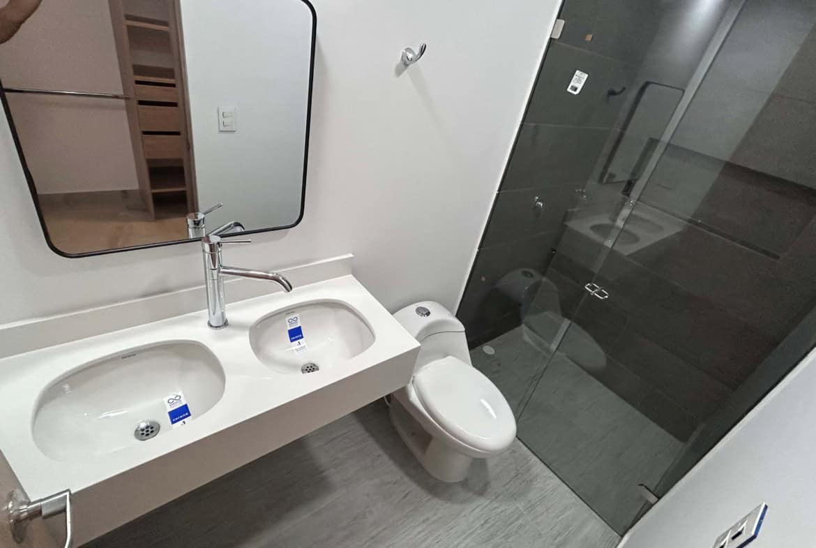 Baño en condominio La Samaria, Ibagué, con doble lavamanos y ducha moderna.