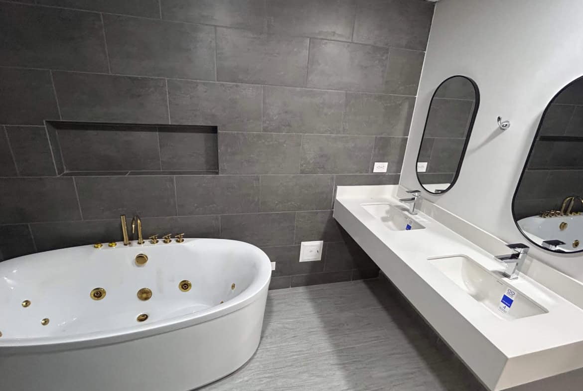 Baño moderno con jacuzzi en La Samaria, Ibagué.