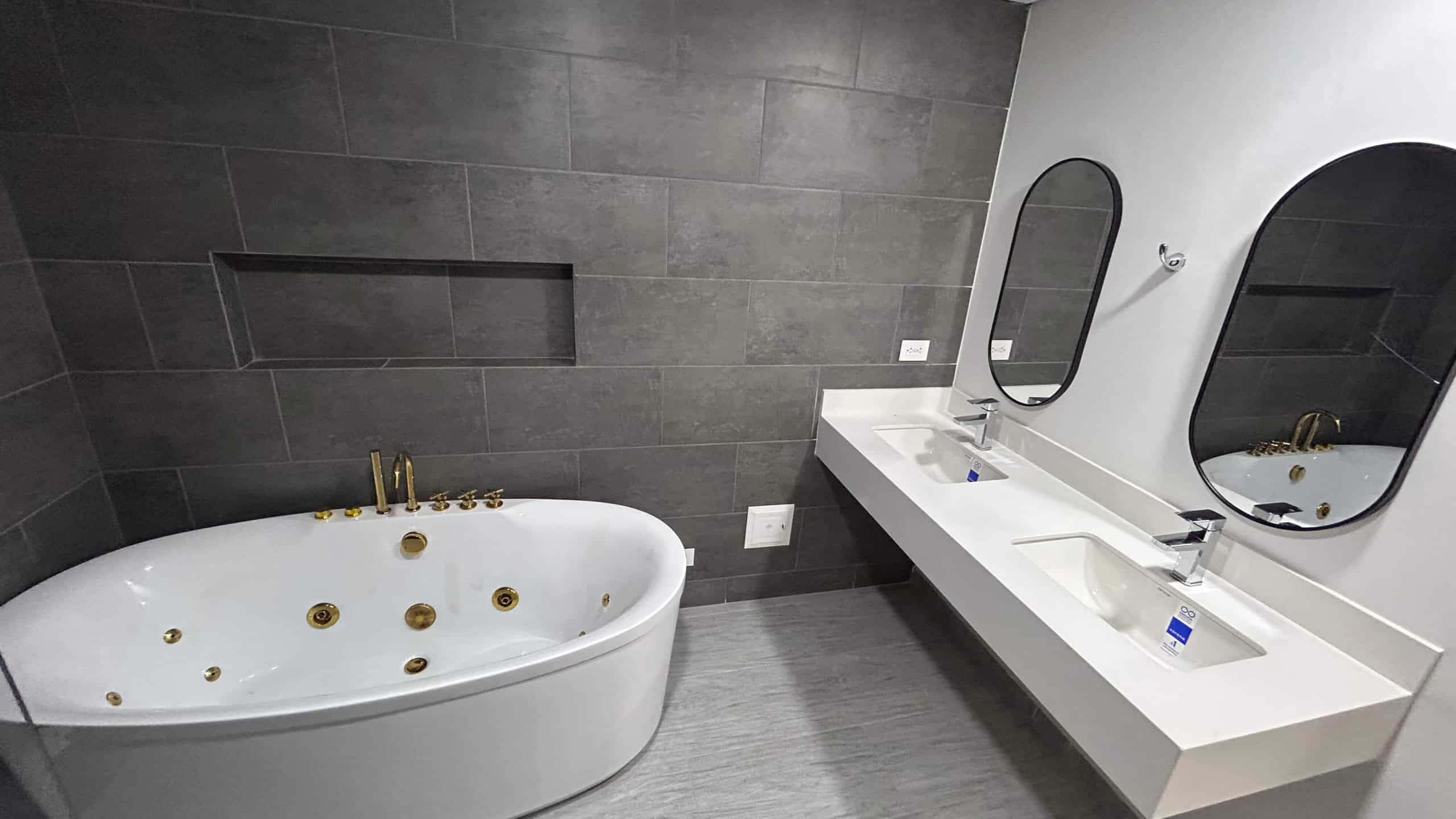 Baño moderno con jacuzzi en La Samaria, Ibagué.