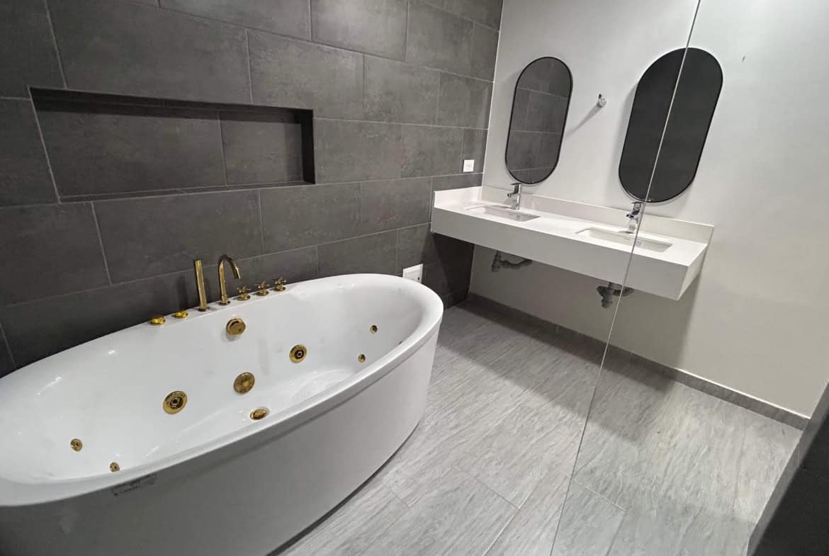 Baño elegante con jacuzzi y doble lavabo en condominio La Samaria, Ibagué.