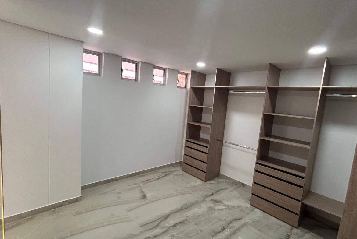 Amplio closet en condominio La Samaria, Ibagué, con espacio de almacenamiento y diseño moderno.