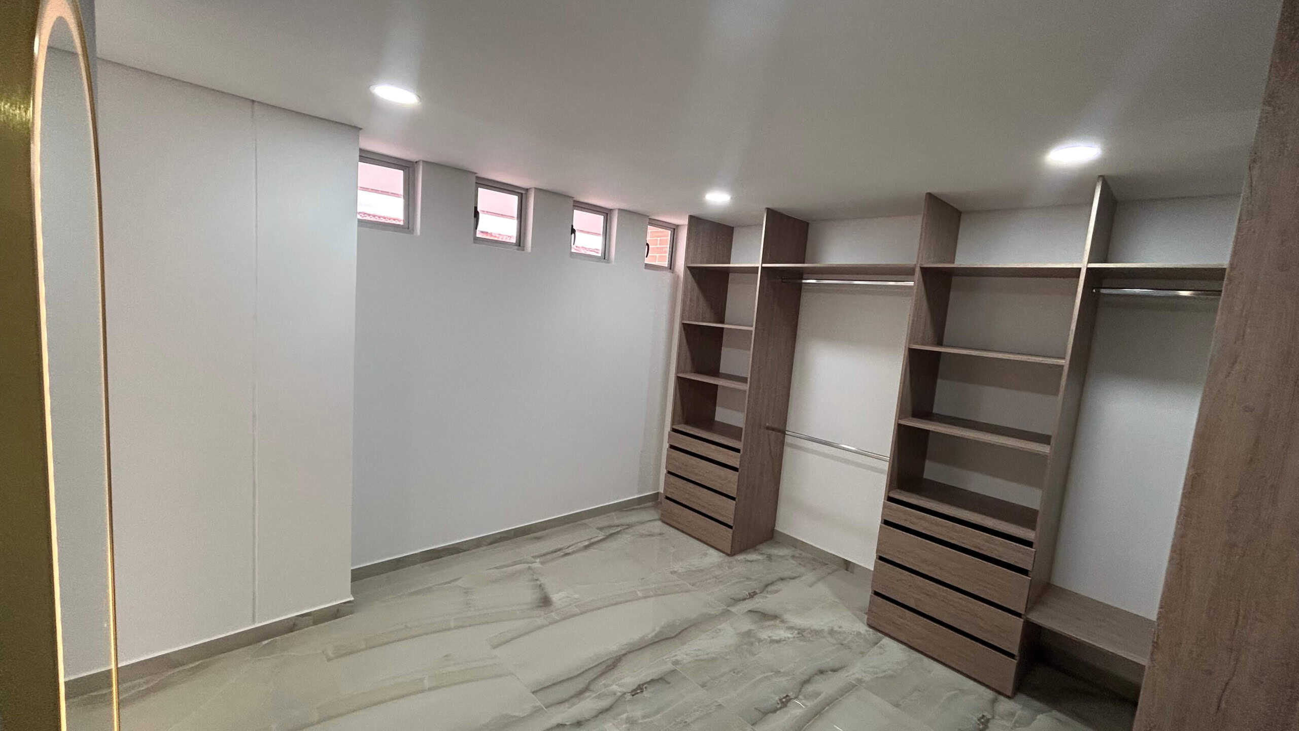 Amplio closet en condominio La Samaria, Ibagué, con espacio de almacenamiento y diseño moderno.