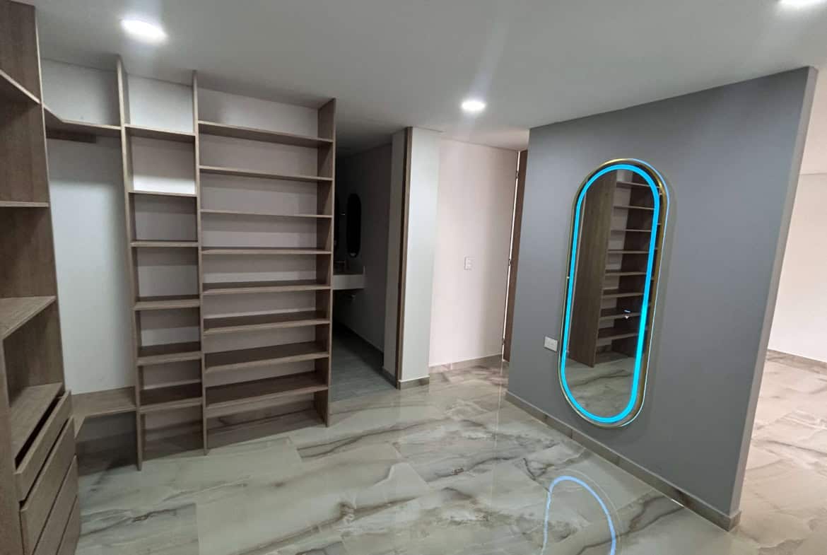 Espejo de pared con iluminación LED en la sala de la casa en La Samaria, Ibagué.