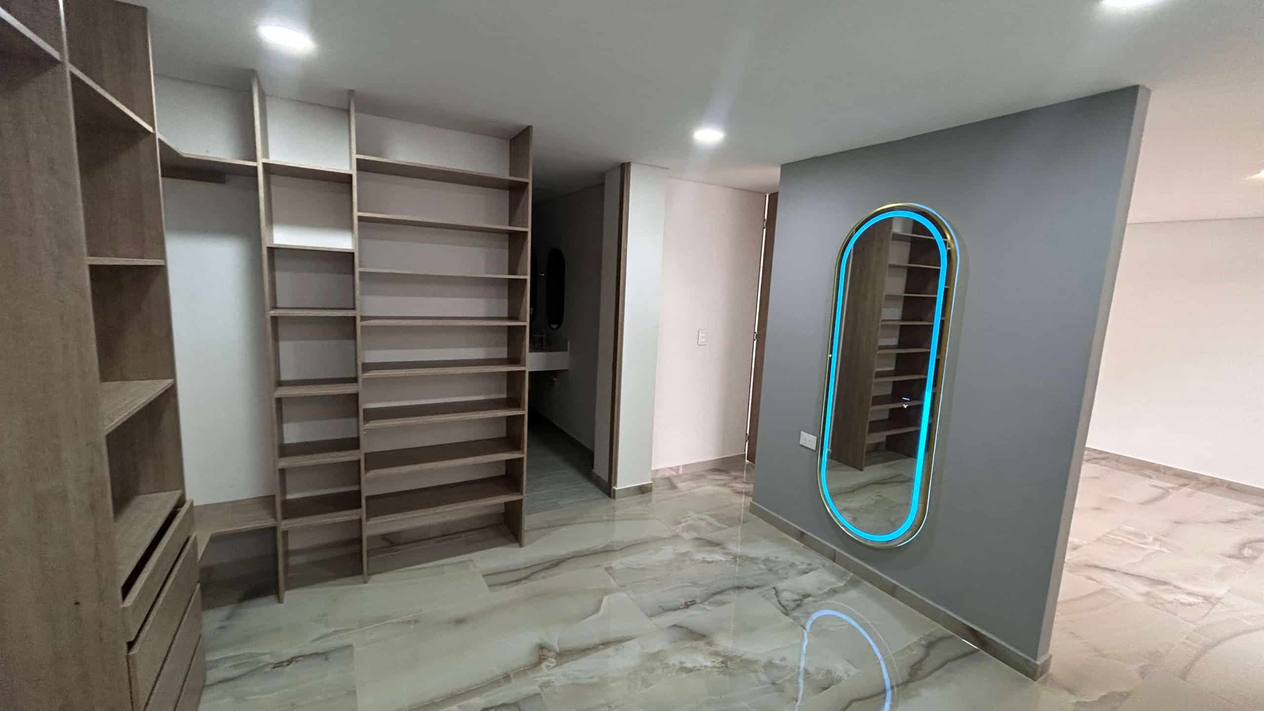 Espejo de pared con iluminación LED en la sala de la casa en La Samaria, Ibagué.