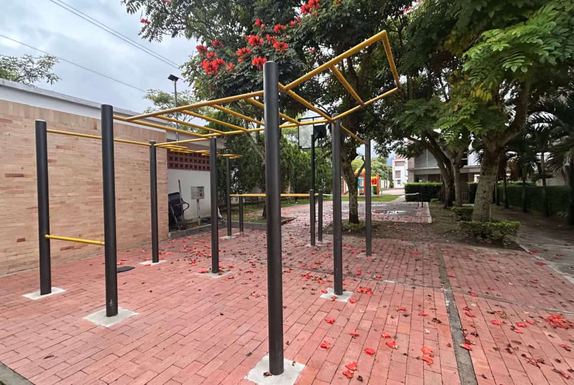 Casa en venta en condominio La Samaria, Ibagué, con áreas verdes y parque infantil.