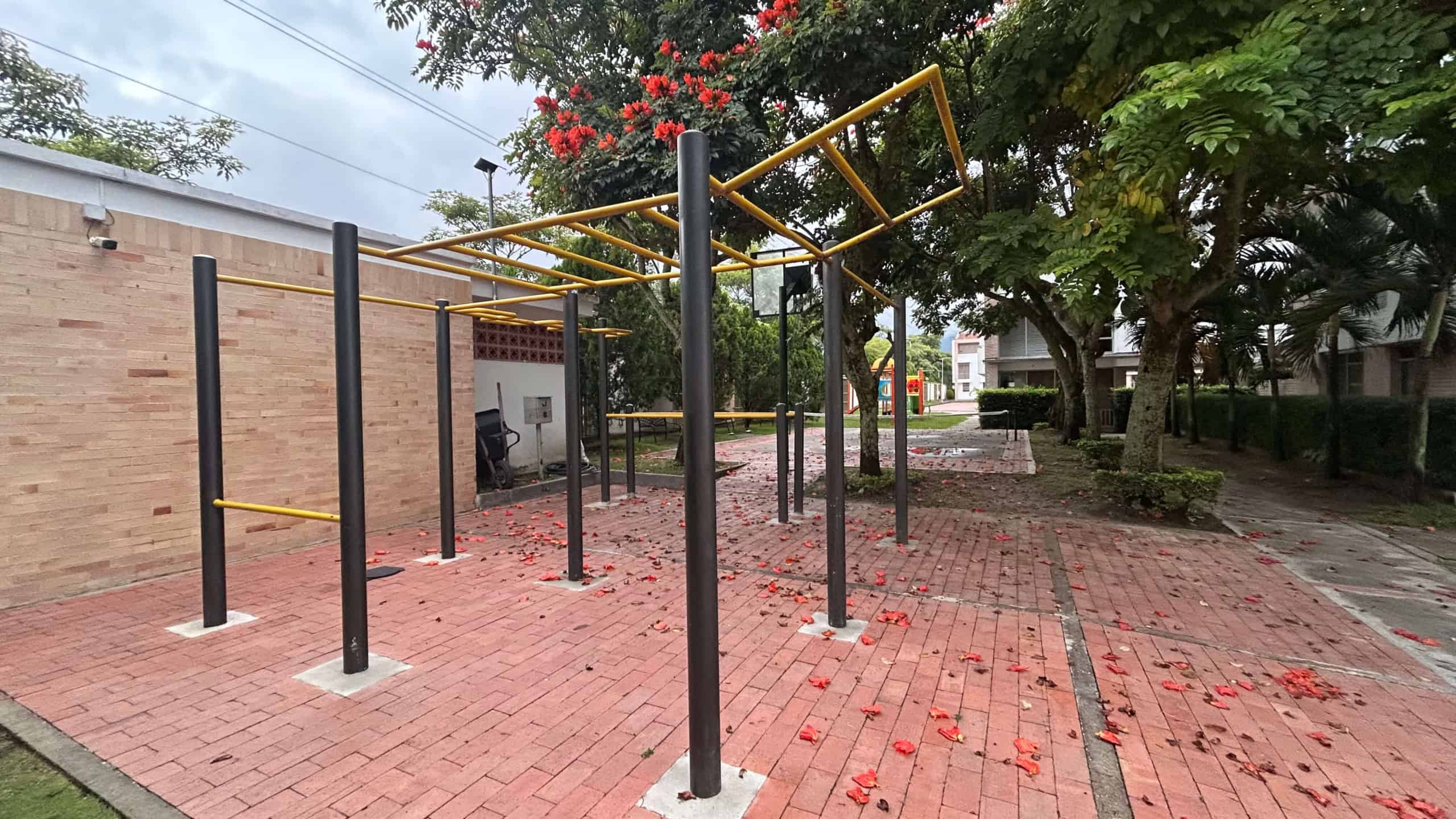 Casa en venta en condominio La Samaria, Ibagué, con áreas verdes y parque infantil.