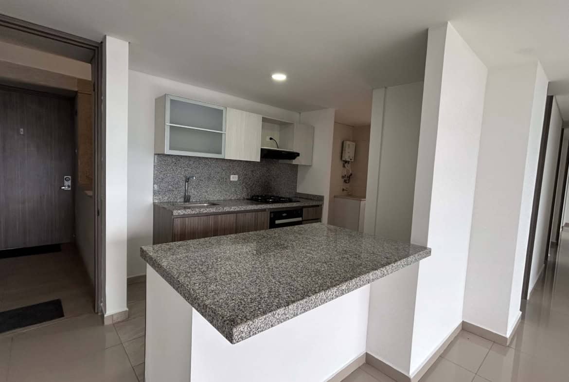 Amplio apartamento en venta en Florida Reservada, Ibagué, con cocina equipada y espacios luminosos.