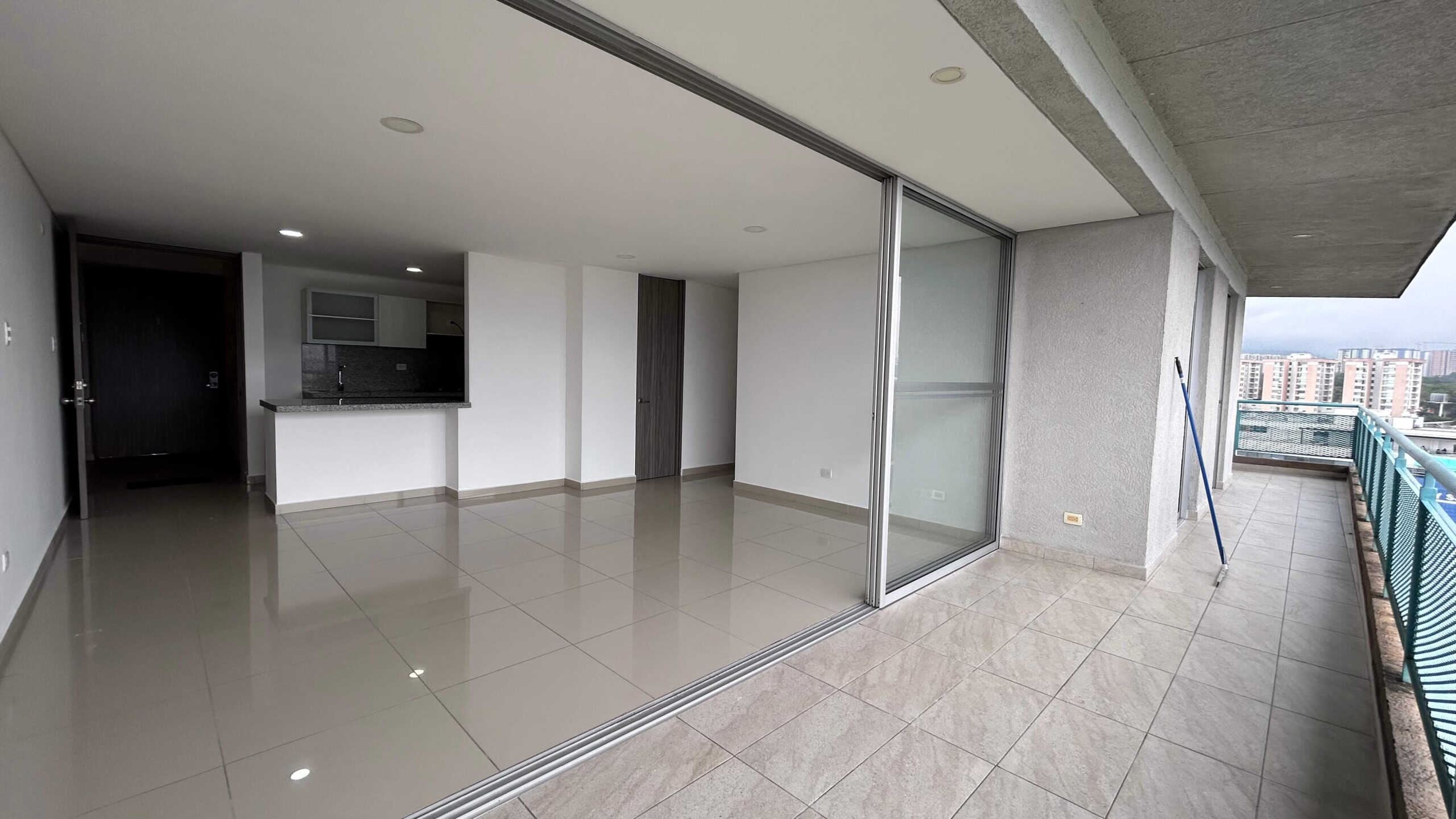 Amplio apartamento en venta en Florida Reservada, con balcón y vista panorámica en Ibagué.