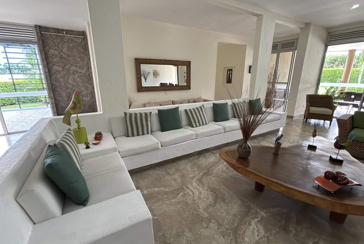 Amplio salón en Hacienda Las Victorias, casa campestre en venta en Ibagué, con mobiliario cómodo y d.