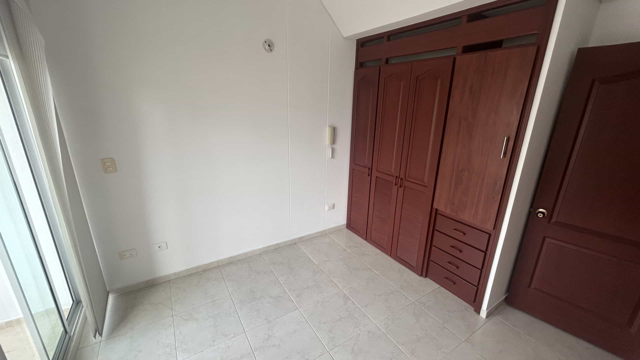 Casa en venta Piedrapintada Puerta de armario empotrado en habitación en Piedrapintada, Ibagué.