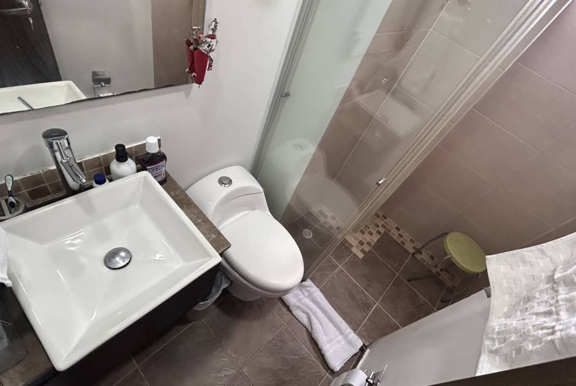 Baño moderno en apartamento en Piedrapintada Alta, Ibagué, con accesorios y ducha funcional.