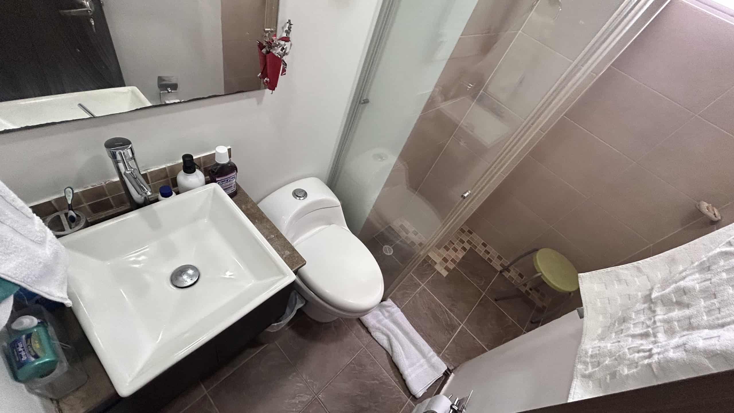 Baño moderno en apartamento en Piedrapintada Alta, Ibagué, con accesorios y ducha funcional.