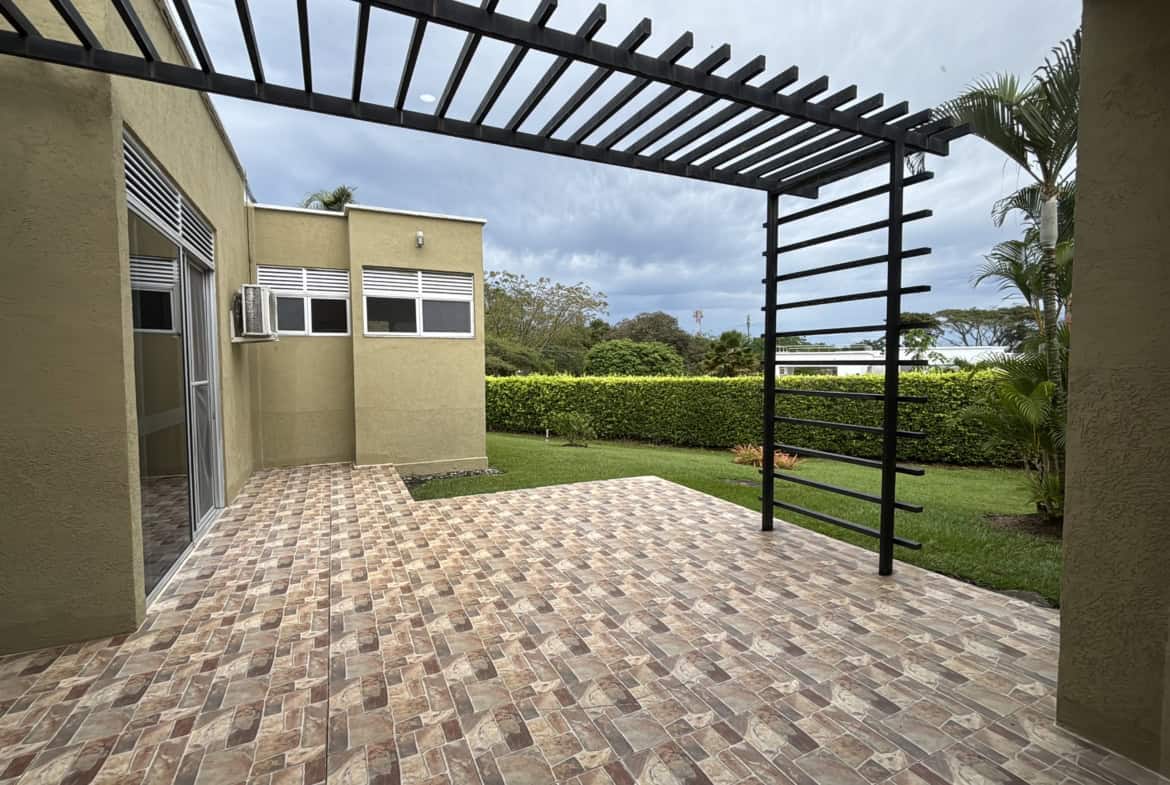 Casa campestre en venta en Hacienda Las Victorias, Ibagué, con amplio patio y vista natural.