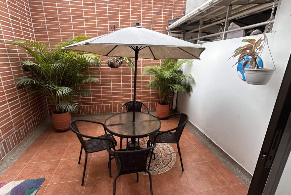 Balcón con área de descanso y plantas en Ibagué.