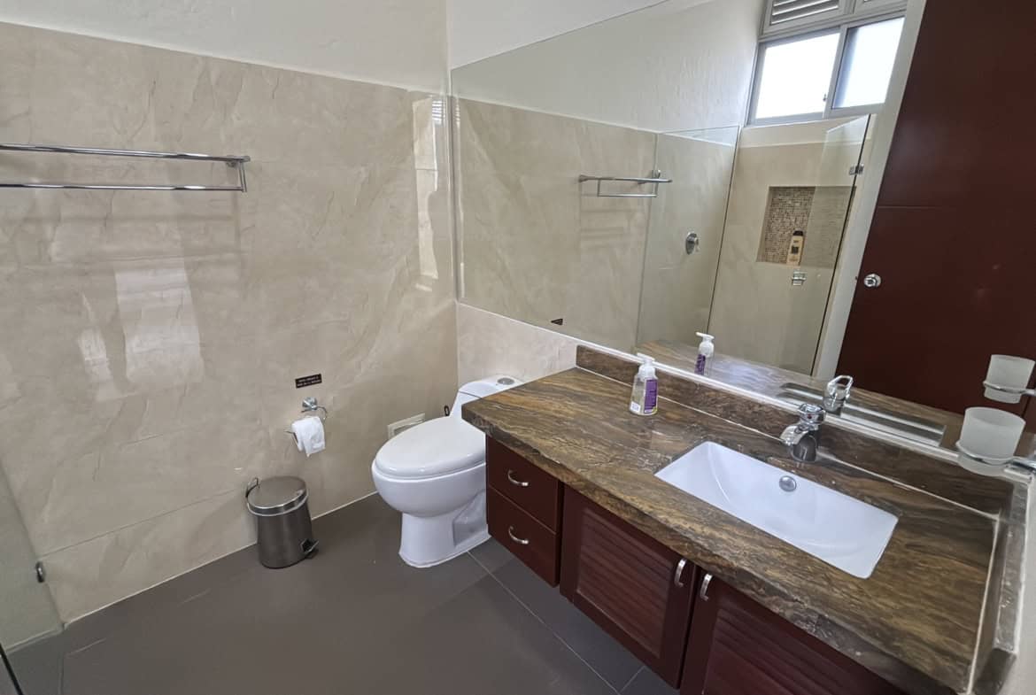 Casa campestre en venta en Hacienda Las Victorias, Ibagué, con amplias áreas y acabados modernos.