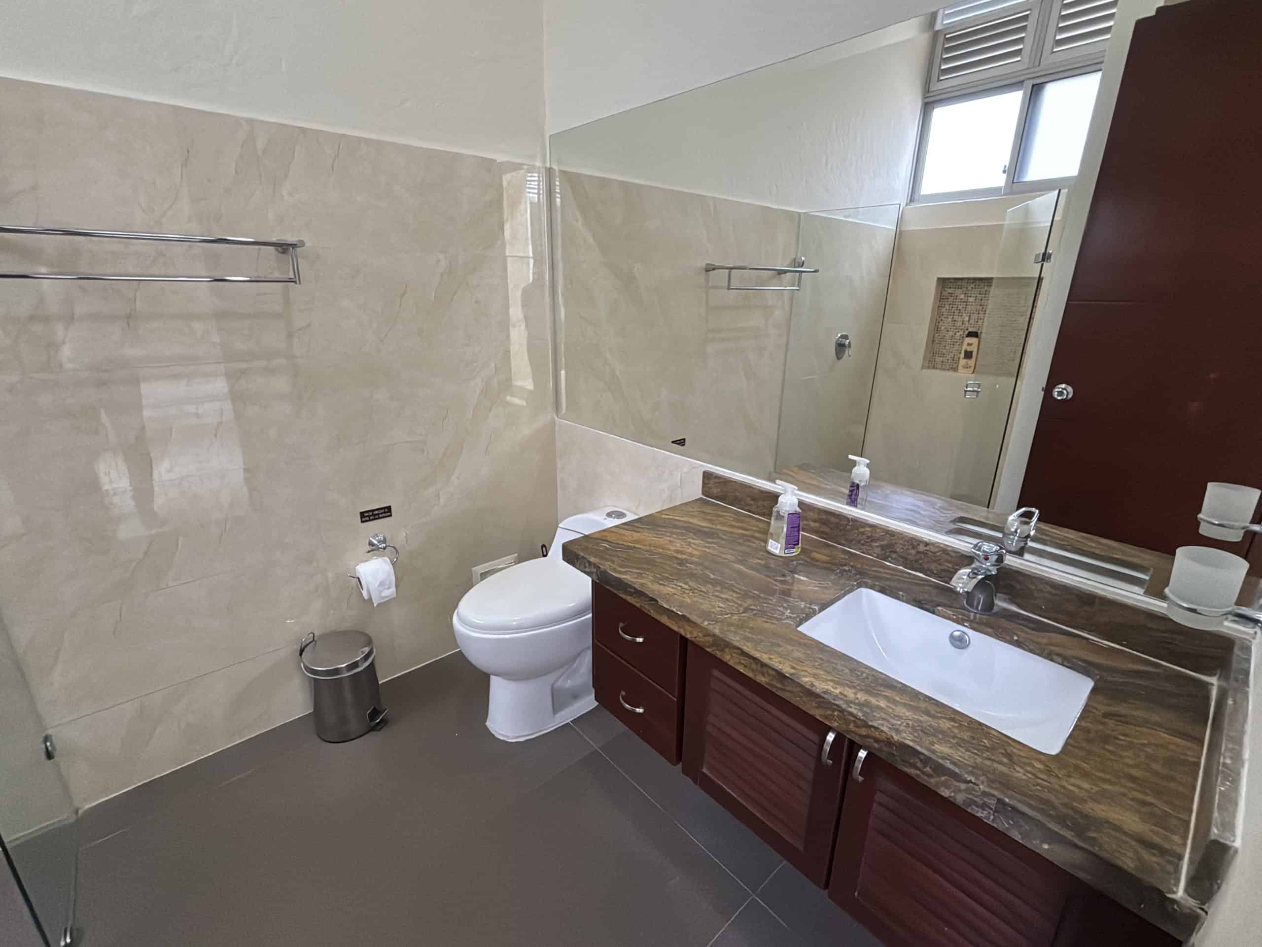 Casa campestre en venta en Hacienda Las Victorias, Ibagué, con amplias áreas y acabados modernos.