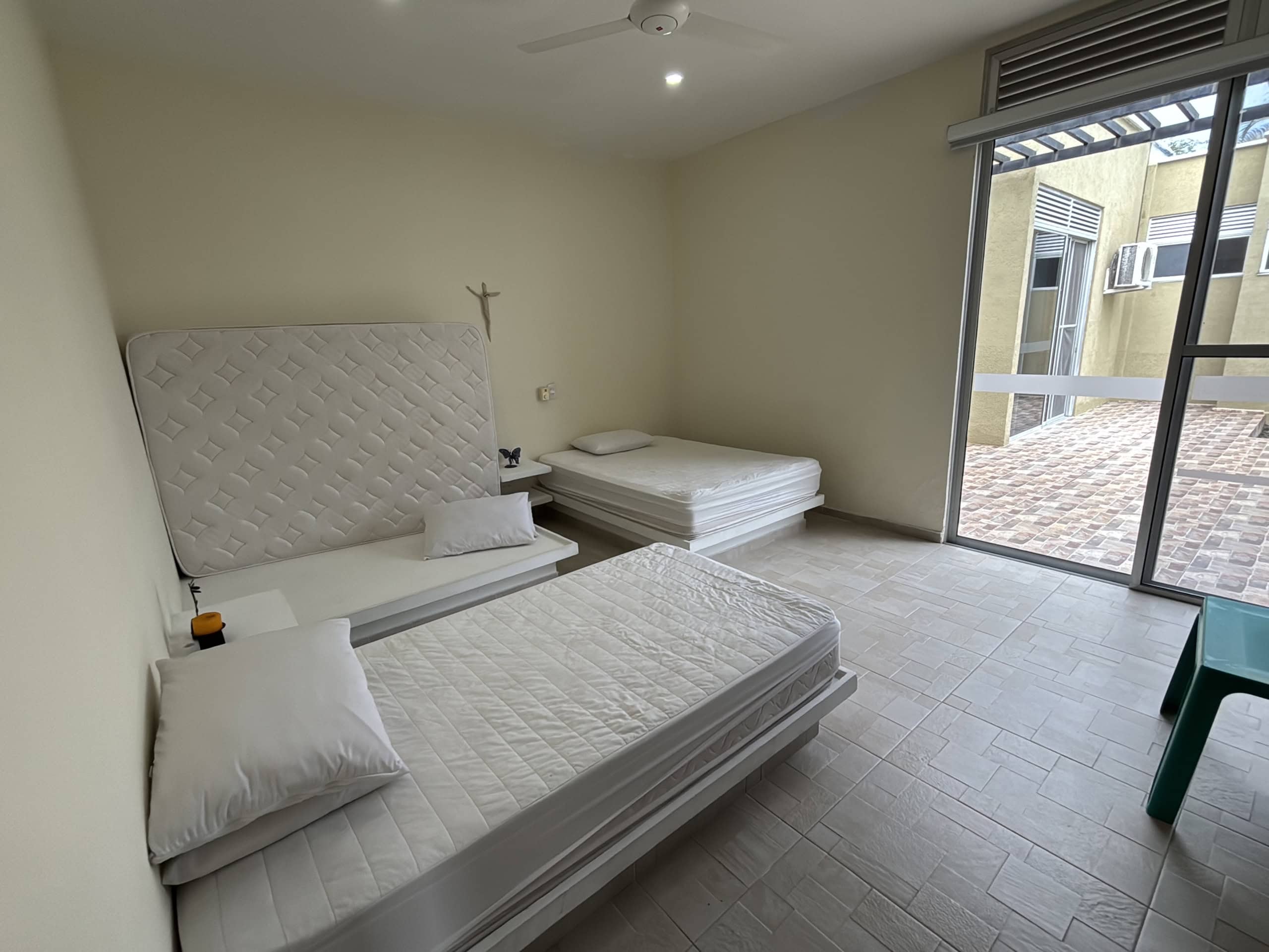 Habitación en venta en Hacienda Las Victorias, Ibagué, con espacio amplio y acceso a balcón.