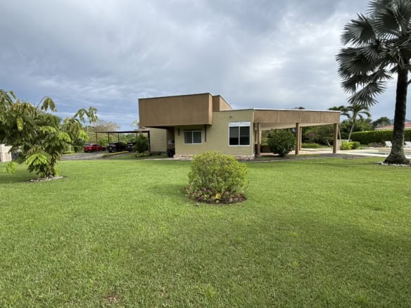 Casa en venta en Hacienda Las Victorias, Ibagué, con amplio jardín y moderna arquitectura.