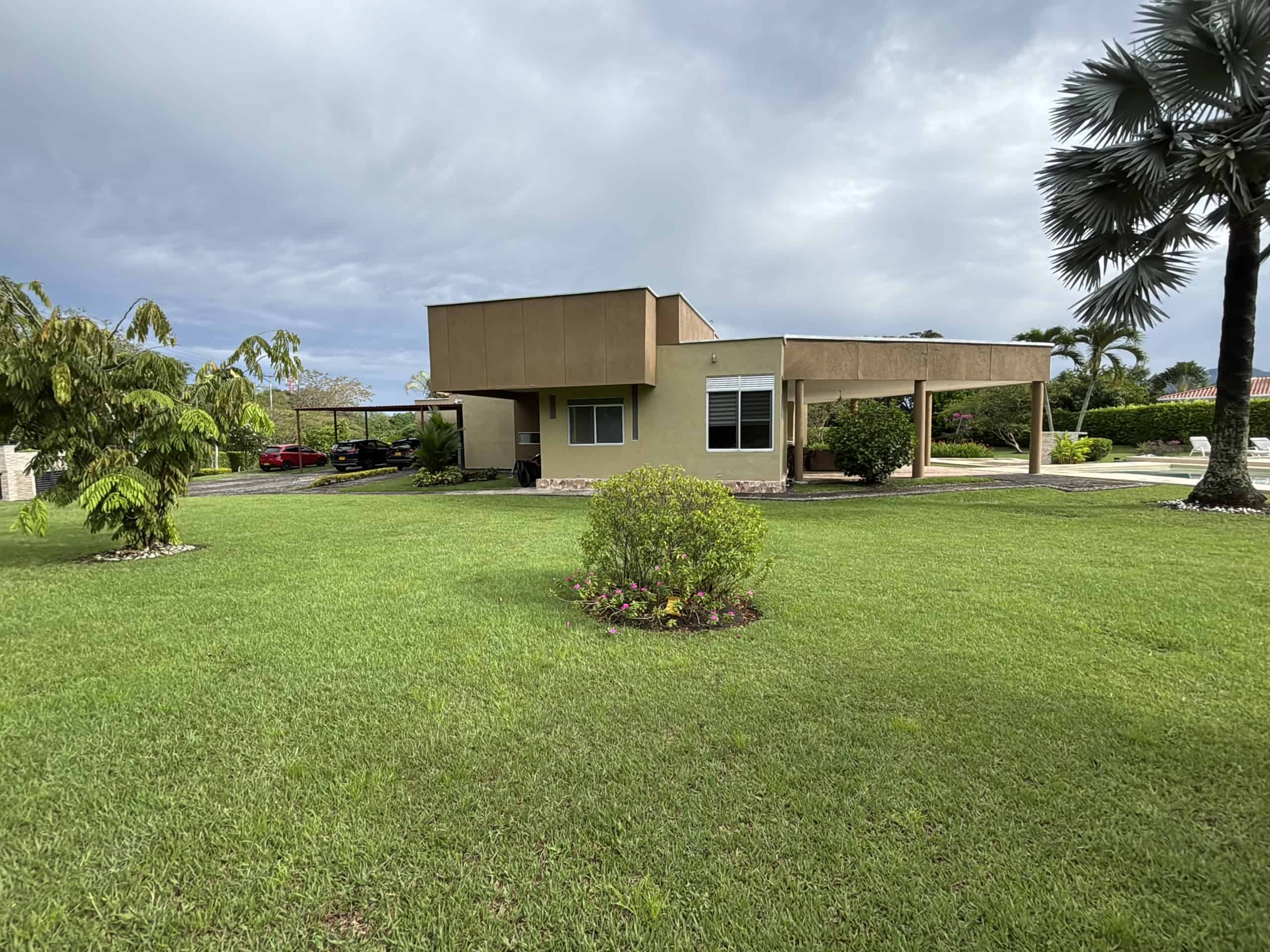 Casa en venta en Hacienda Las Victorias, Ibagué, con amplio jardín y moderna arquitectura.