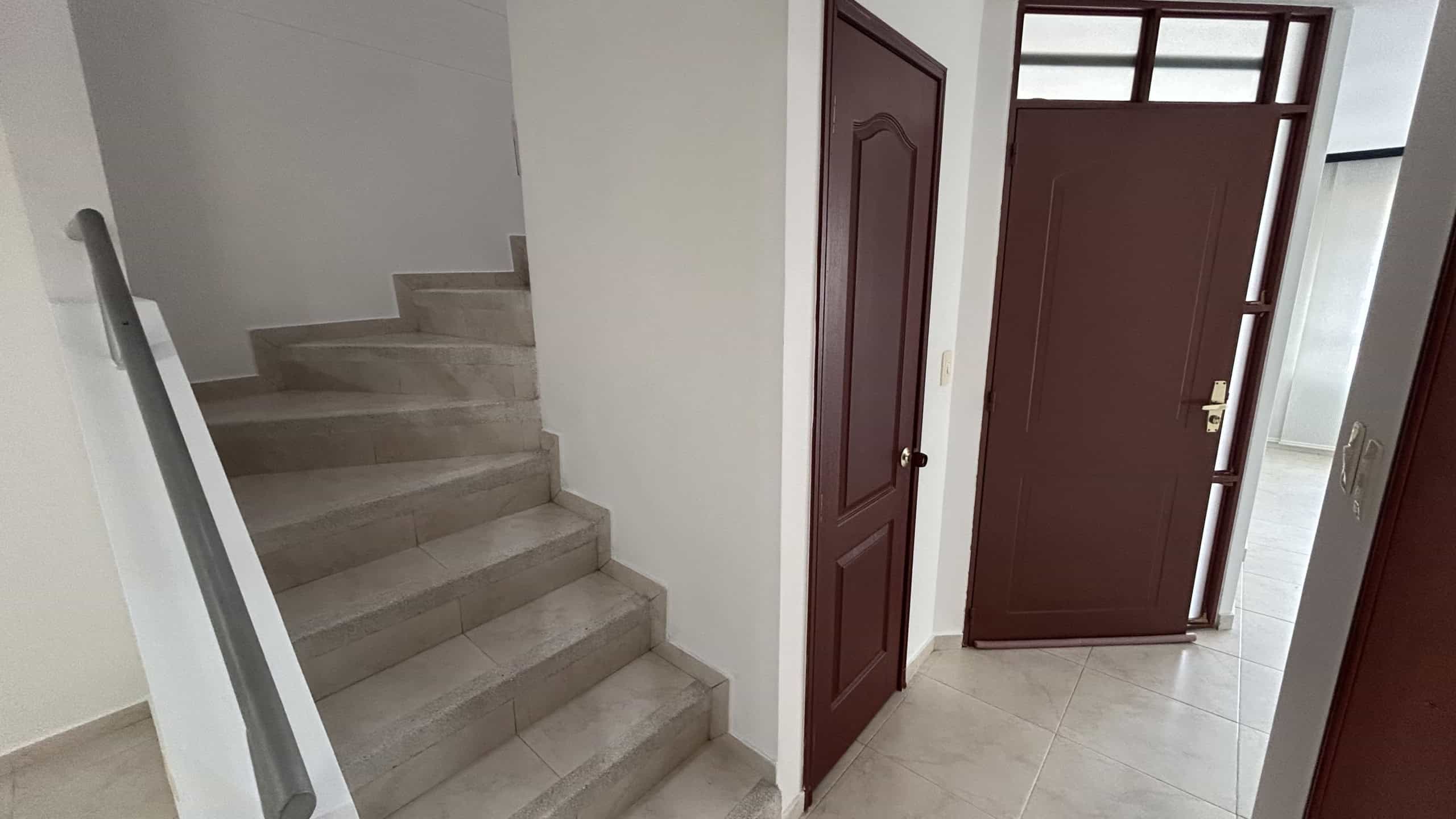 Casa en venta Piedrapintada Puerta de entrada y escaleras en interior de casa en Piedrapintada, Ibagué.