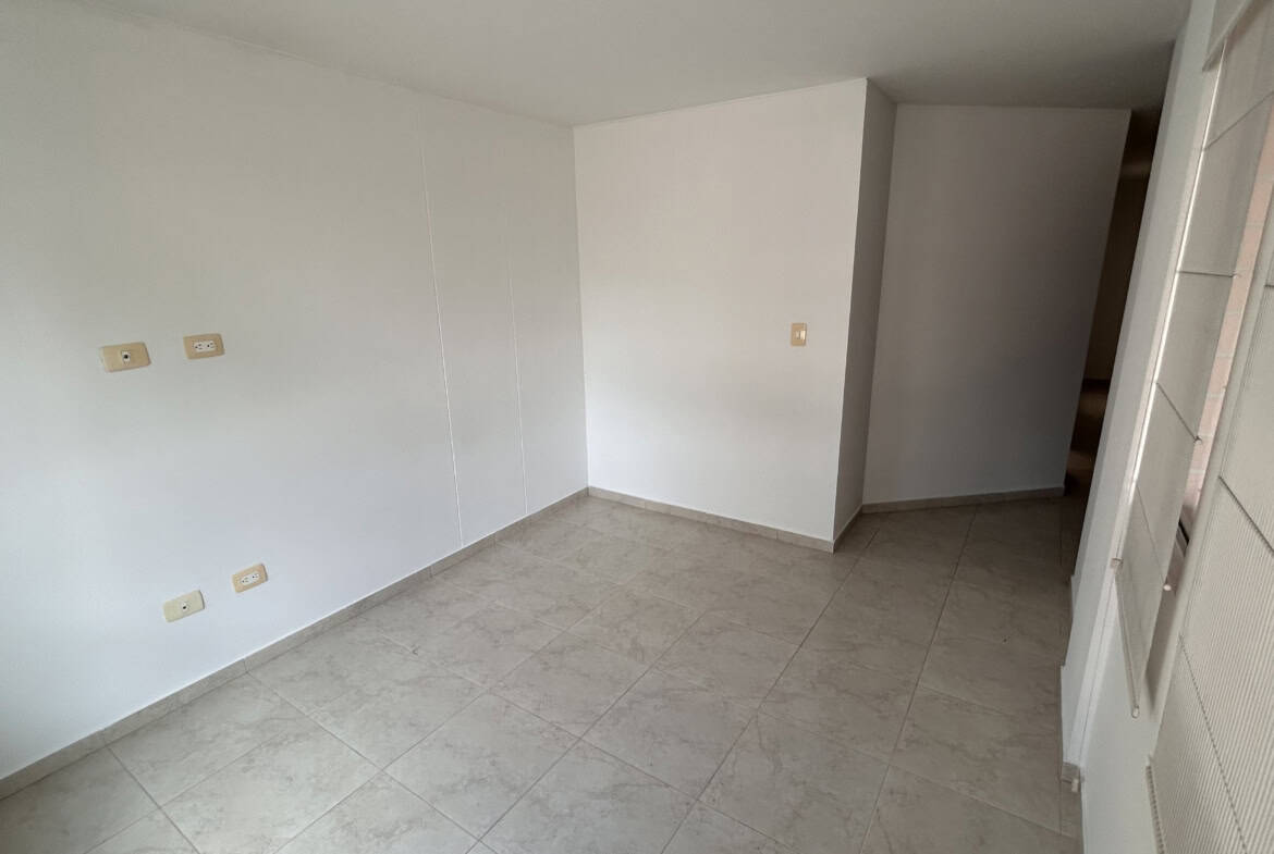Amplio salón en casa en venta en Piedrapintada, Ibagué, con espacio luminoso y moderno.