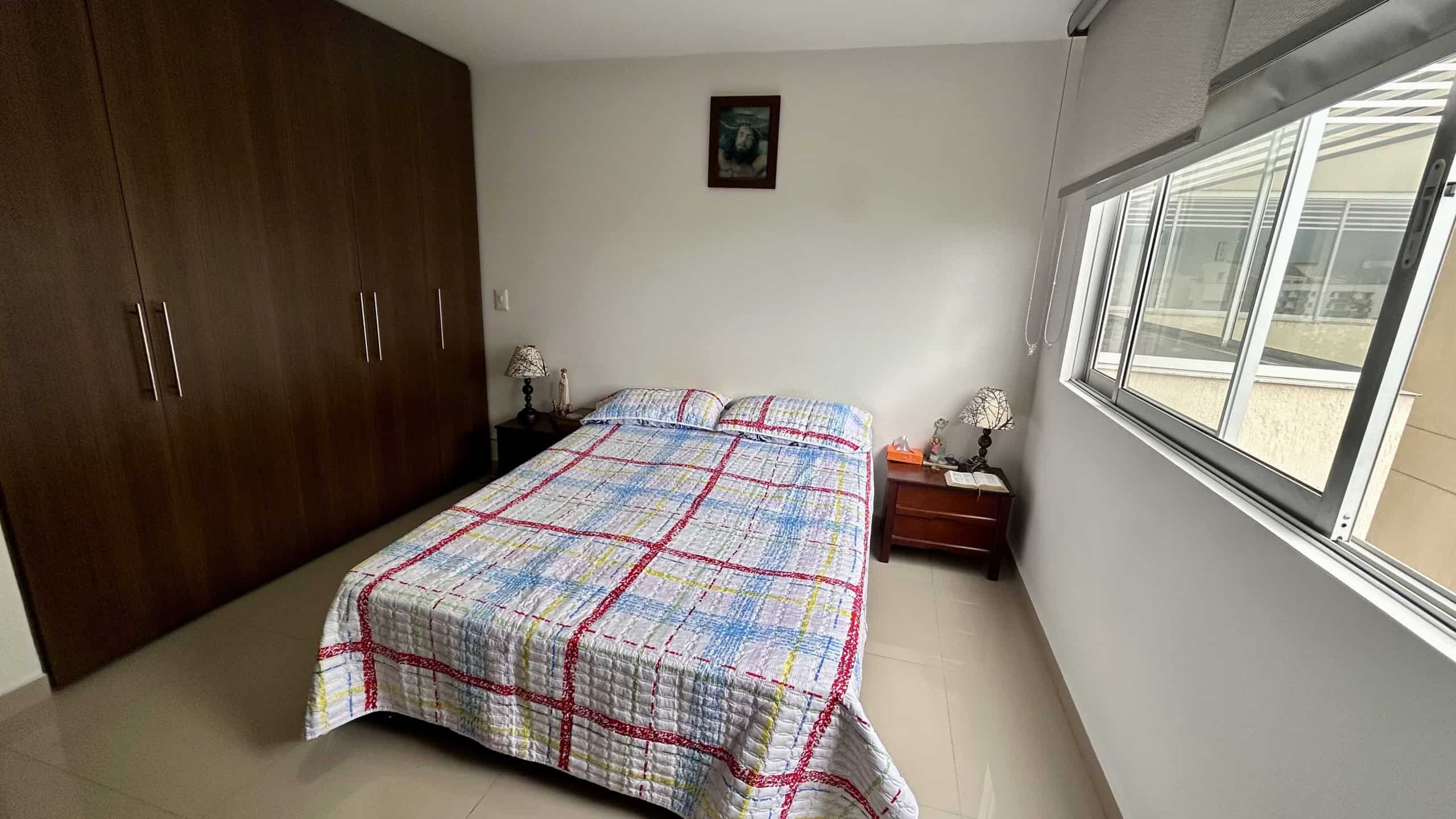 Habitación principal con vista a la ciudad en Piedrapintada Alta.