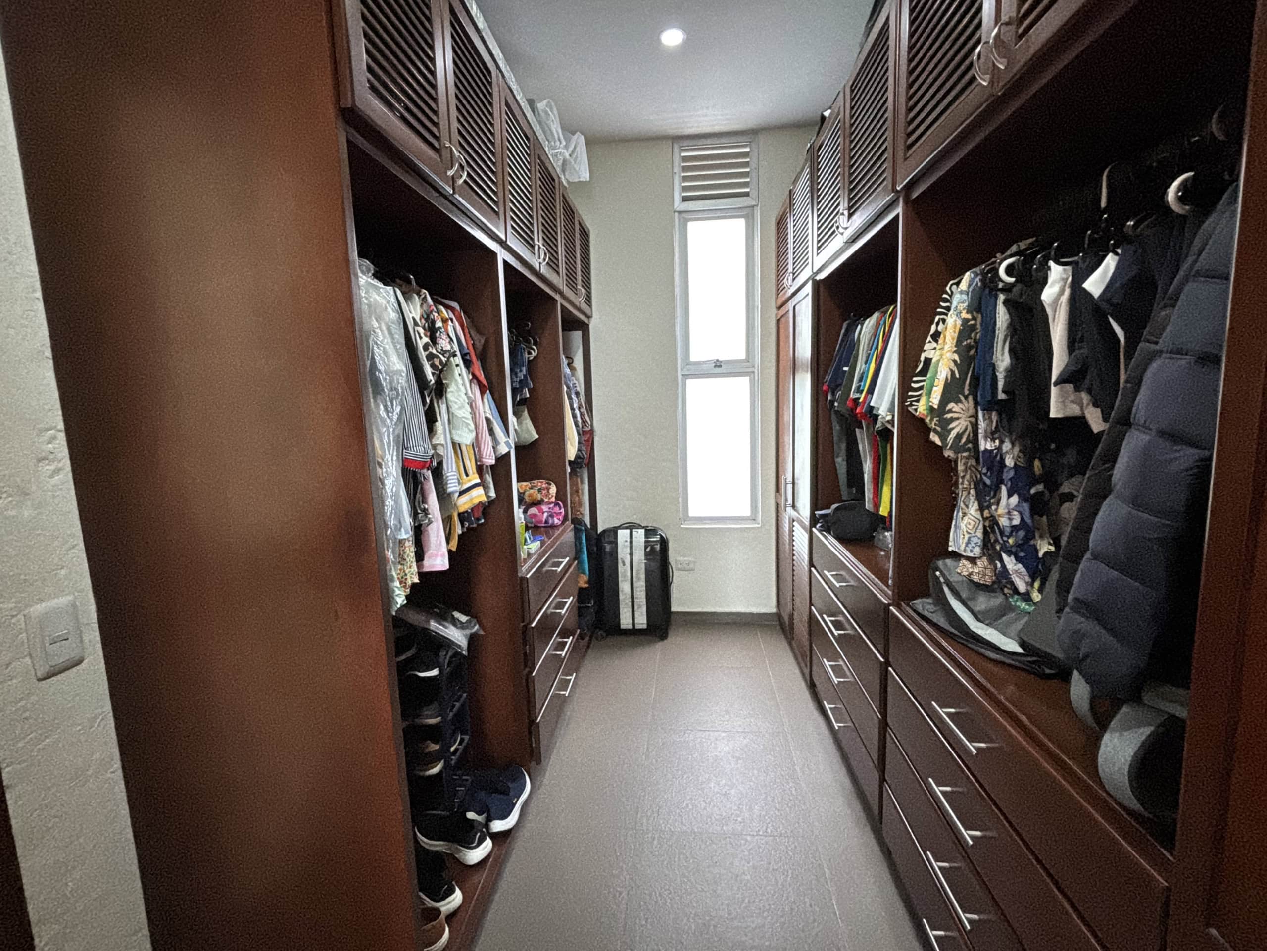 Amplio vestidor con armarios y espacio para ropa y calzado.