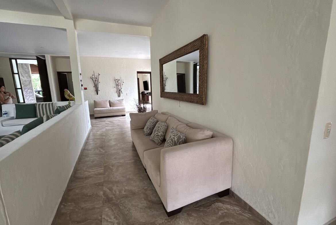 Casa campestre en venta en Hacienda Las Victorias, Ibagué, con espacios amplios y decoración moderna.