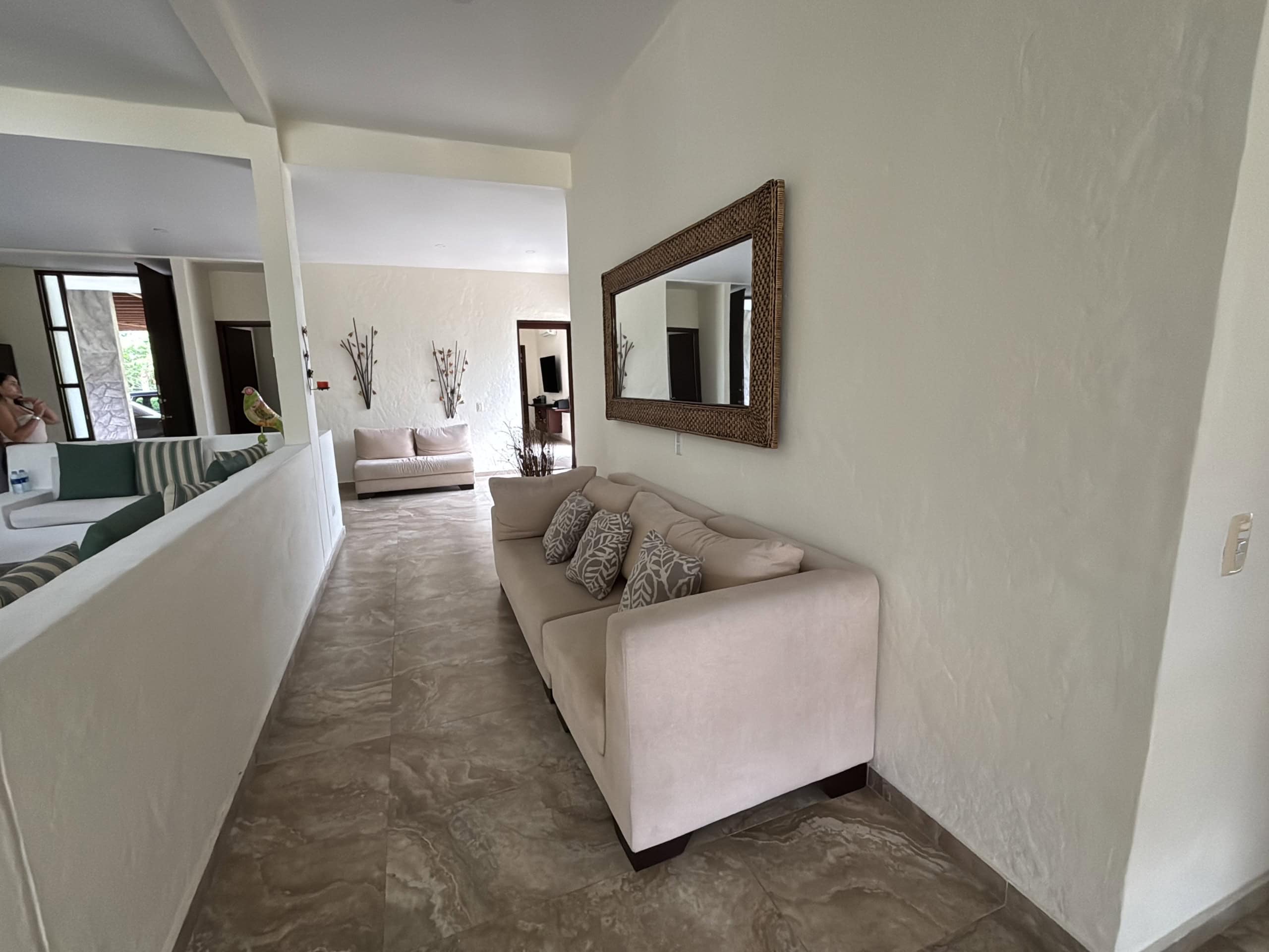 Casa campestre en venta en Hacienda Las Victorias, Ibagué, con espacios amplios y decoración moderna.