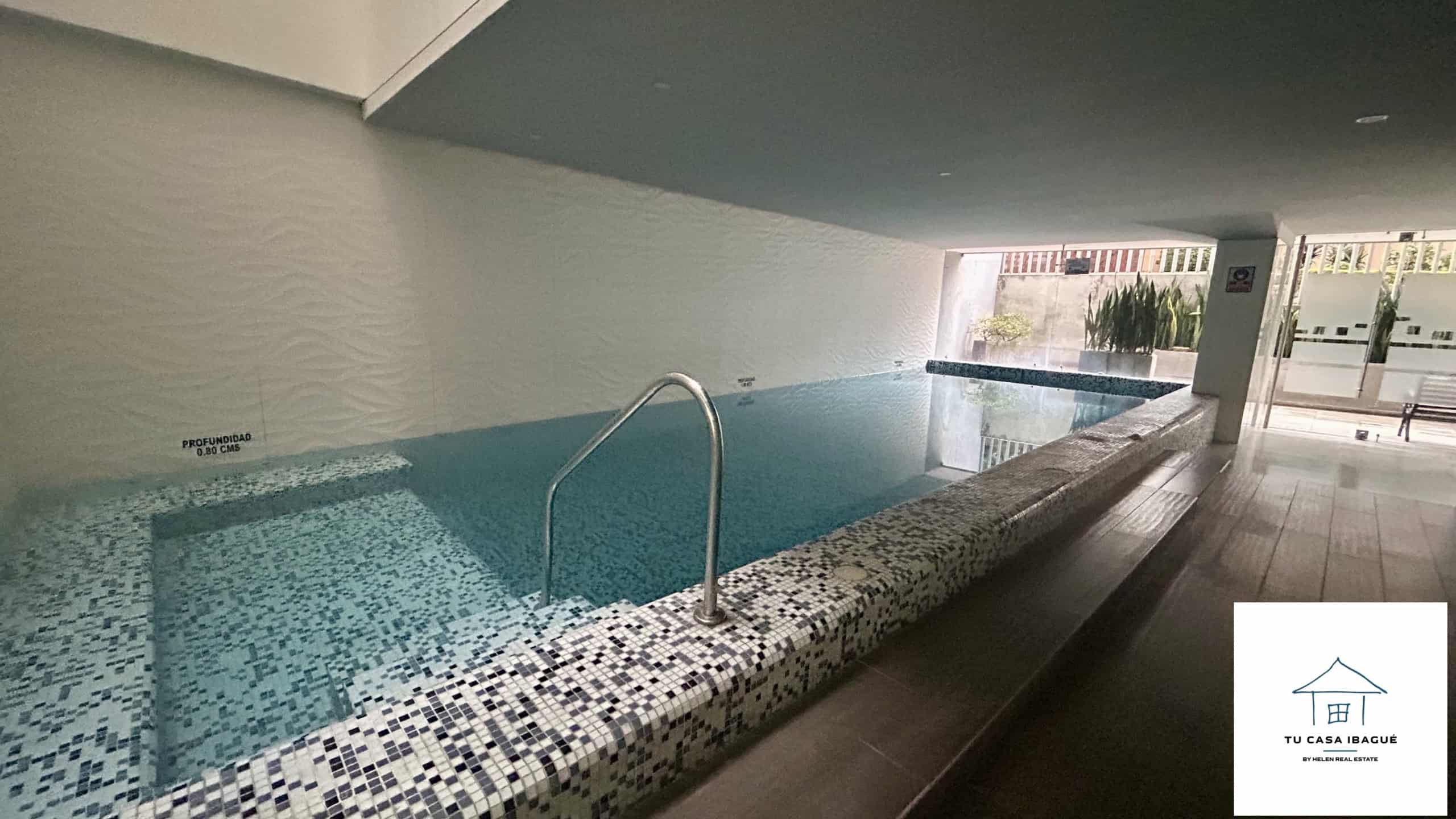Piscina cubierta en apartamento en venta en Piedrapintada Alta, Ibagué, ideal para relajarse y disfr.
