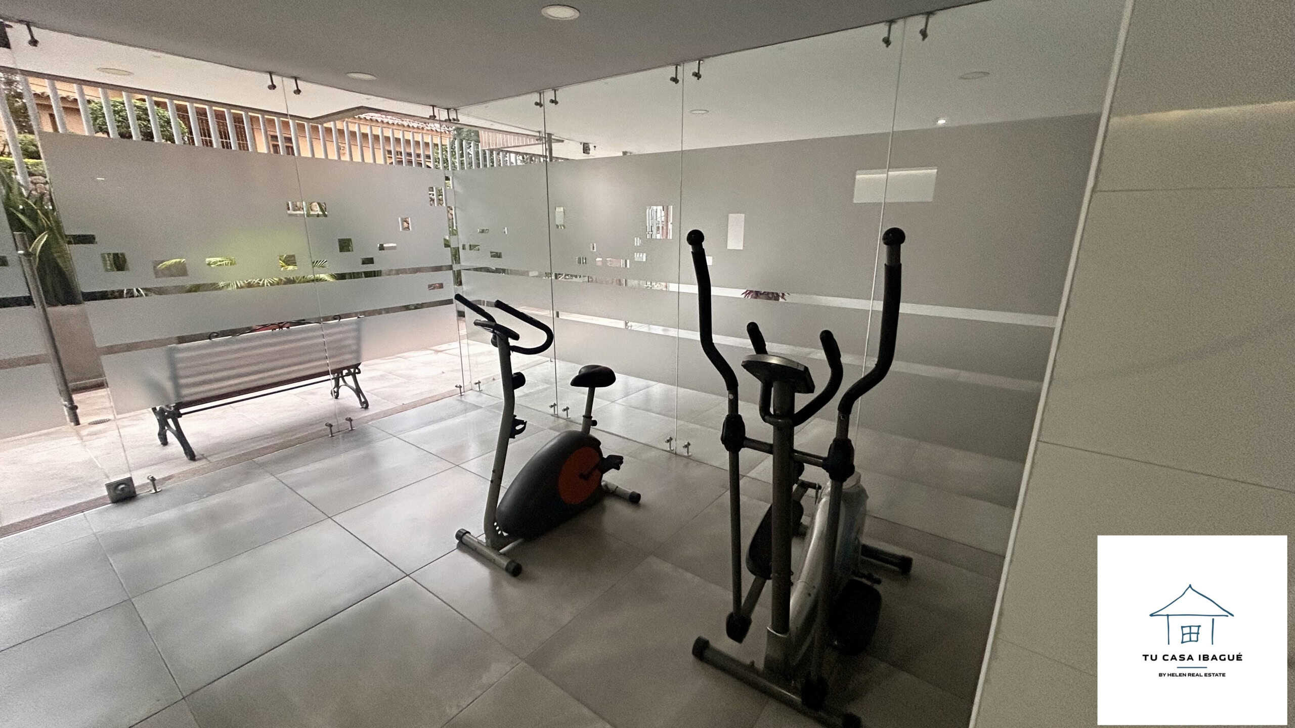Equipamiento de gimnasio en apartamento en Piedrapintada Alta, Ibagué, ideal para mantenerse activo.