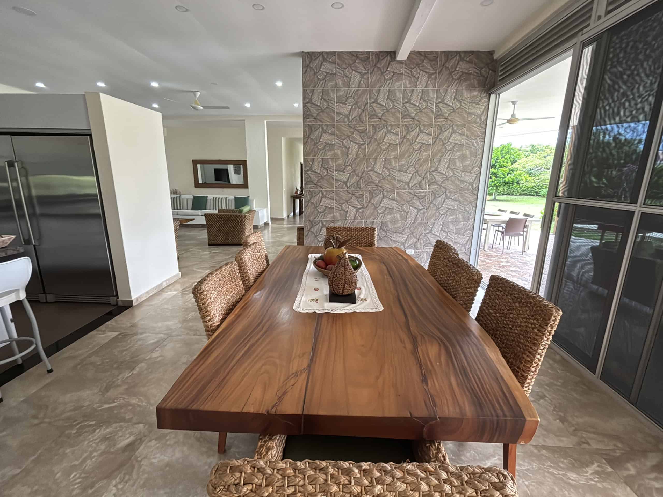 Casa en venta en Hacienda Las Victorias, Ibagué, con amplio comedor y vista al exterior.