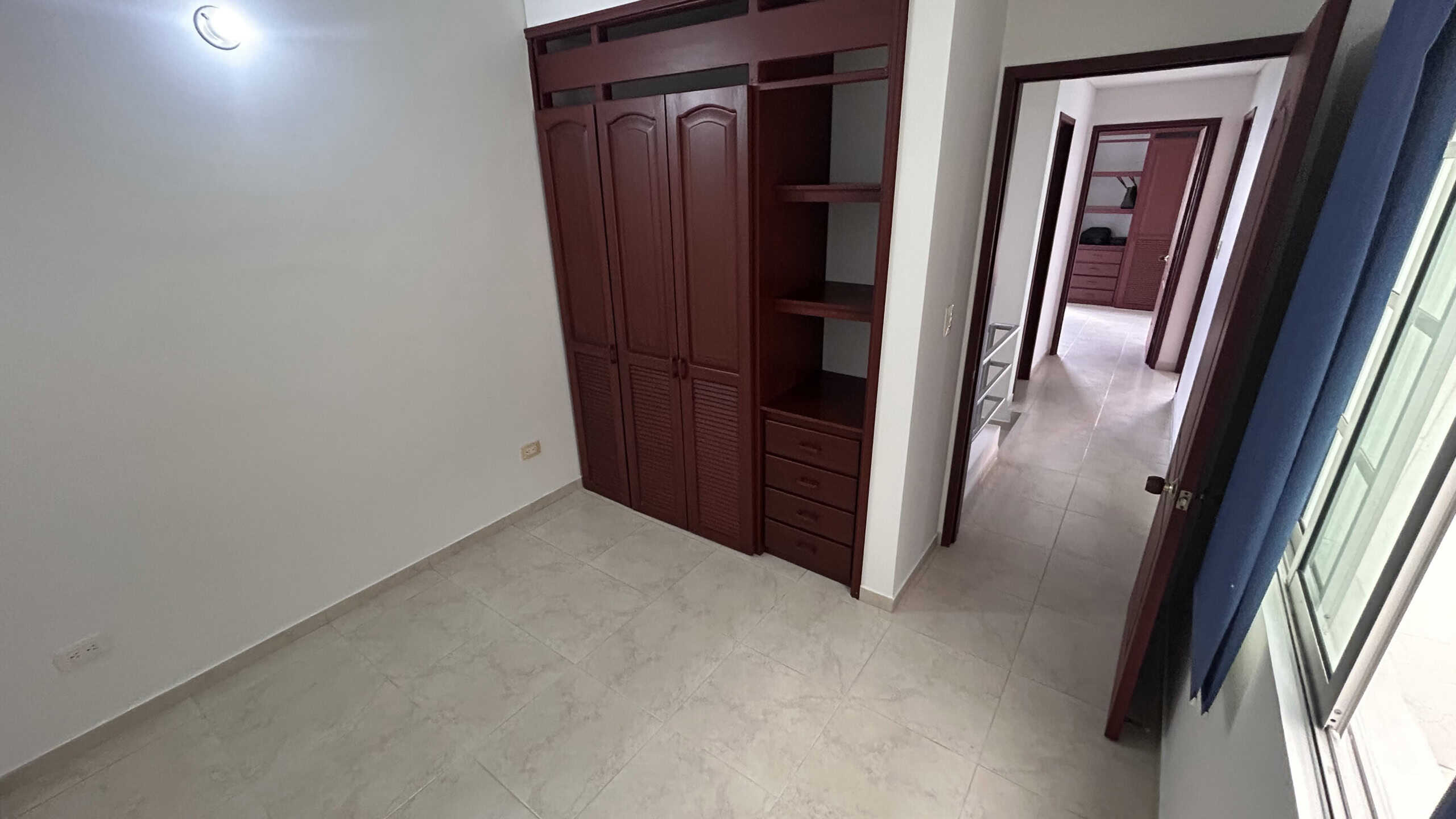 Casa en venta Piedrapintada Puerta de armario empotrado en habitación en Piedrapintada, Ibagué.