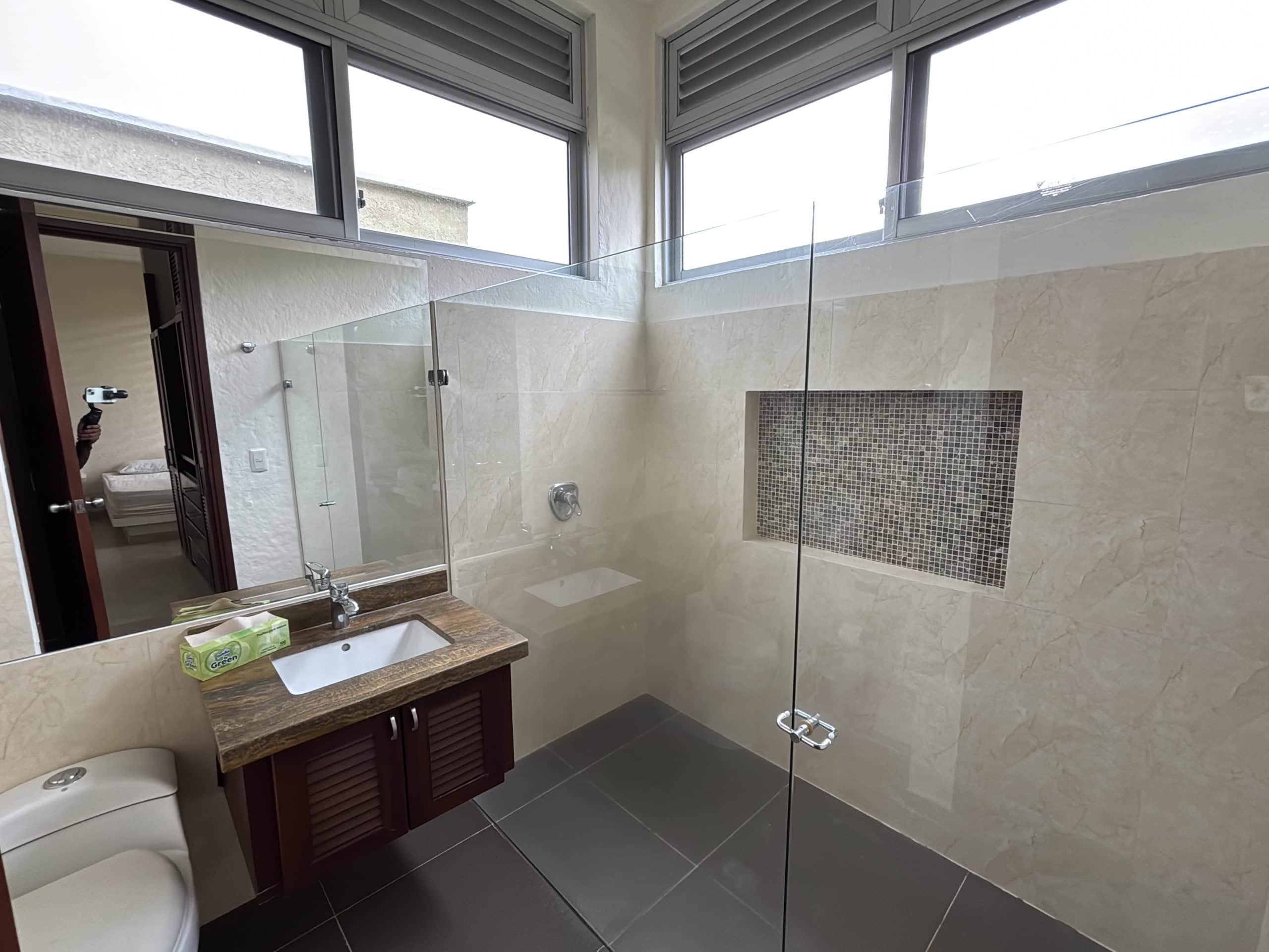 Casa moderna en venta en Hacienda Las Victorias, Ibagué, con baño amplio y acabados de lujo.