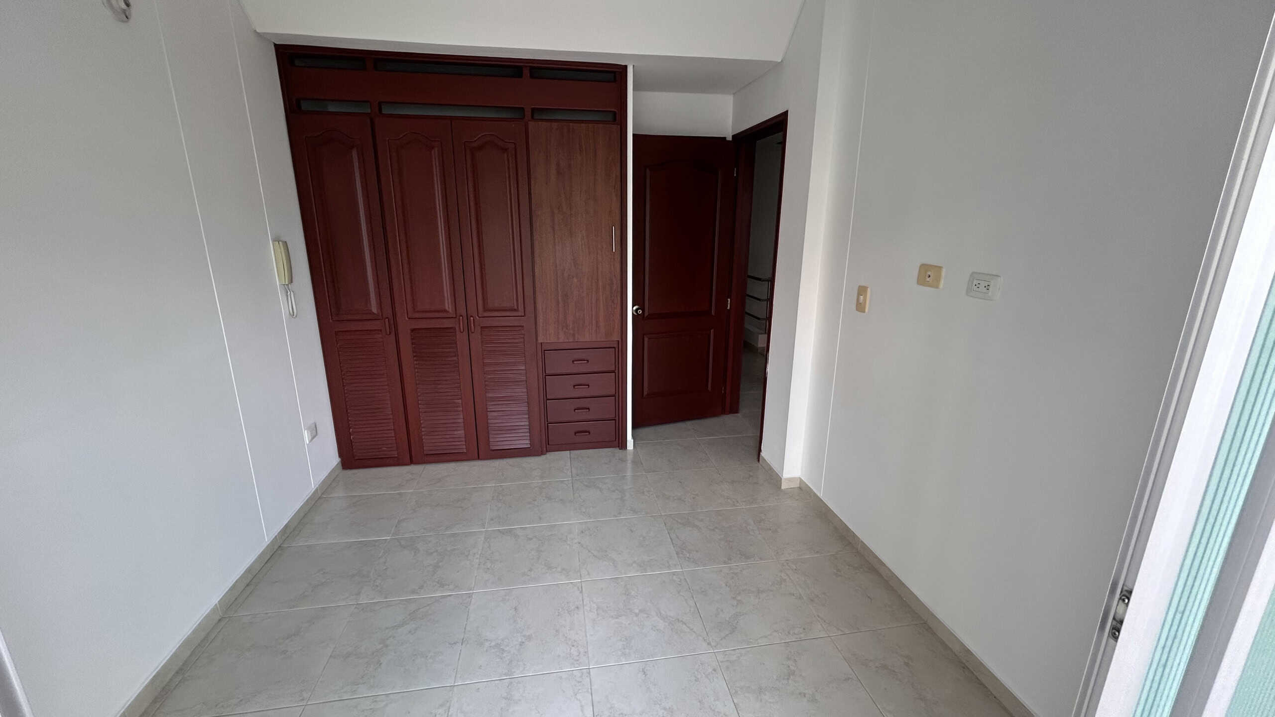 Casa en venta Piedrapintada Amplia habitación en venta en Piedrapintada, Ibagué, con armario empotrado y buena iluminación.