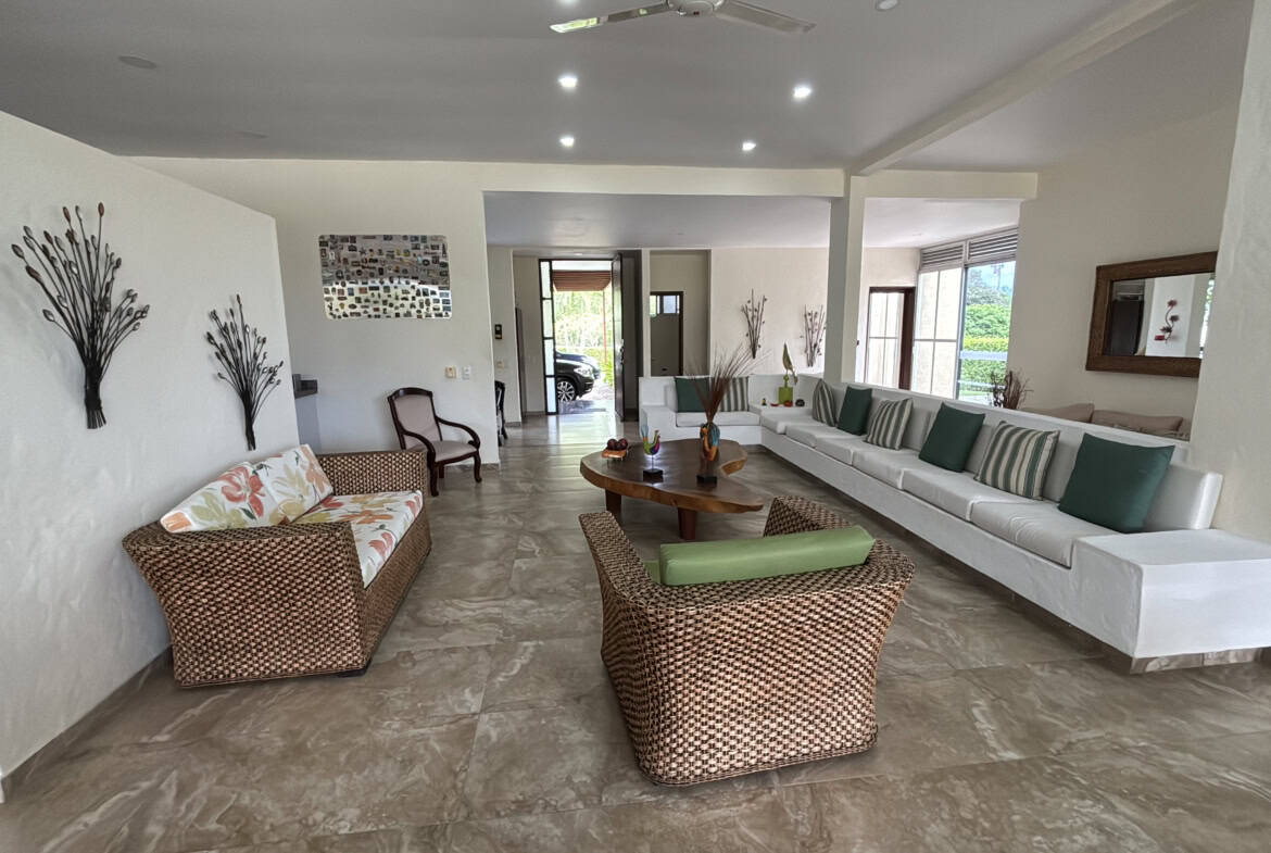 Casa campestre en venta en Hacienda Las Victorias, Ibagué, con amplios espacios y moderna decoración.