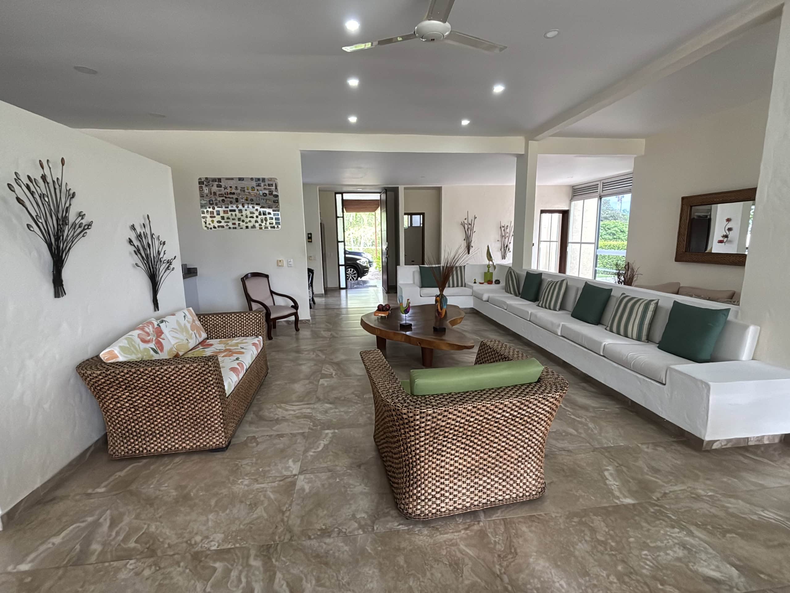 Casa campestre en venta en Hacienda Las Victorias, Ibagué, con amplios espacios y moderna decoración.