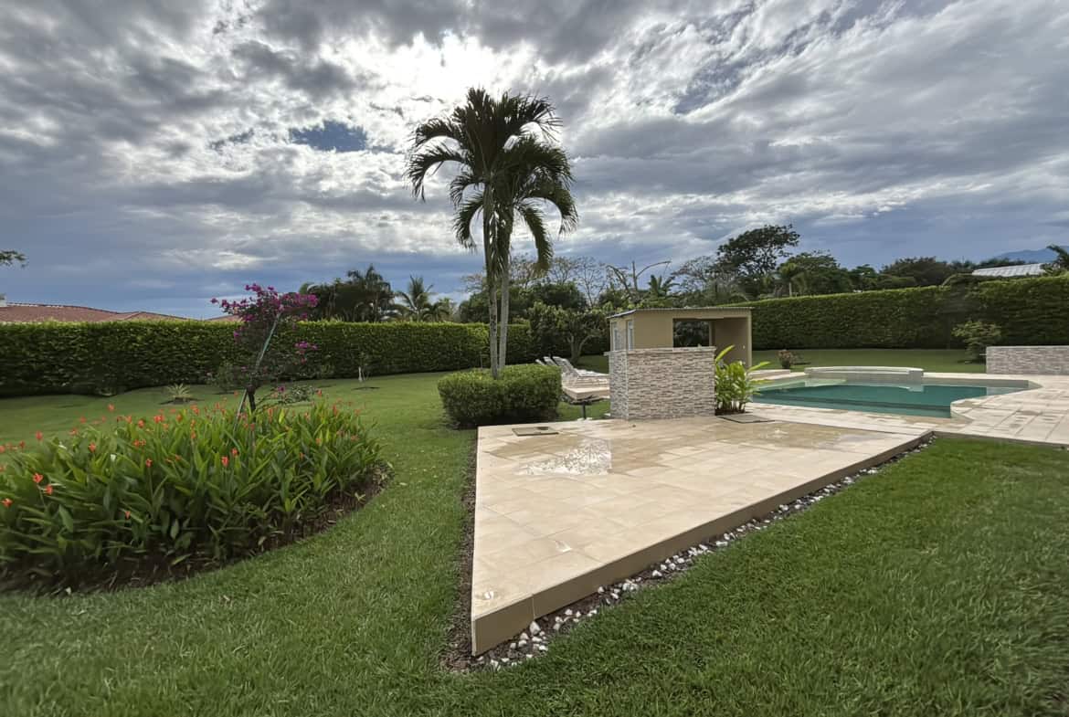 Casa campestre en venta en Hacienda Las Victorias, Ibagué, con piscina y jardines amplios. Ideal par.