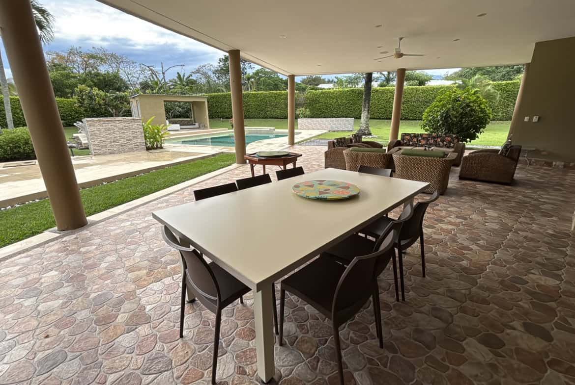 Amplia terraza con piscina y zona de descanso en Hacienda Las Victorias.