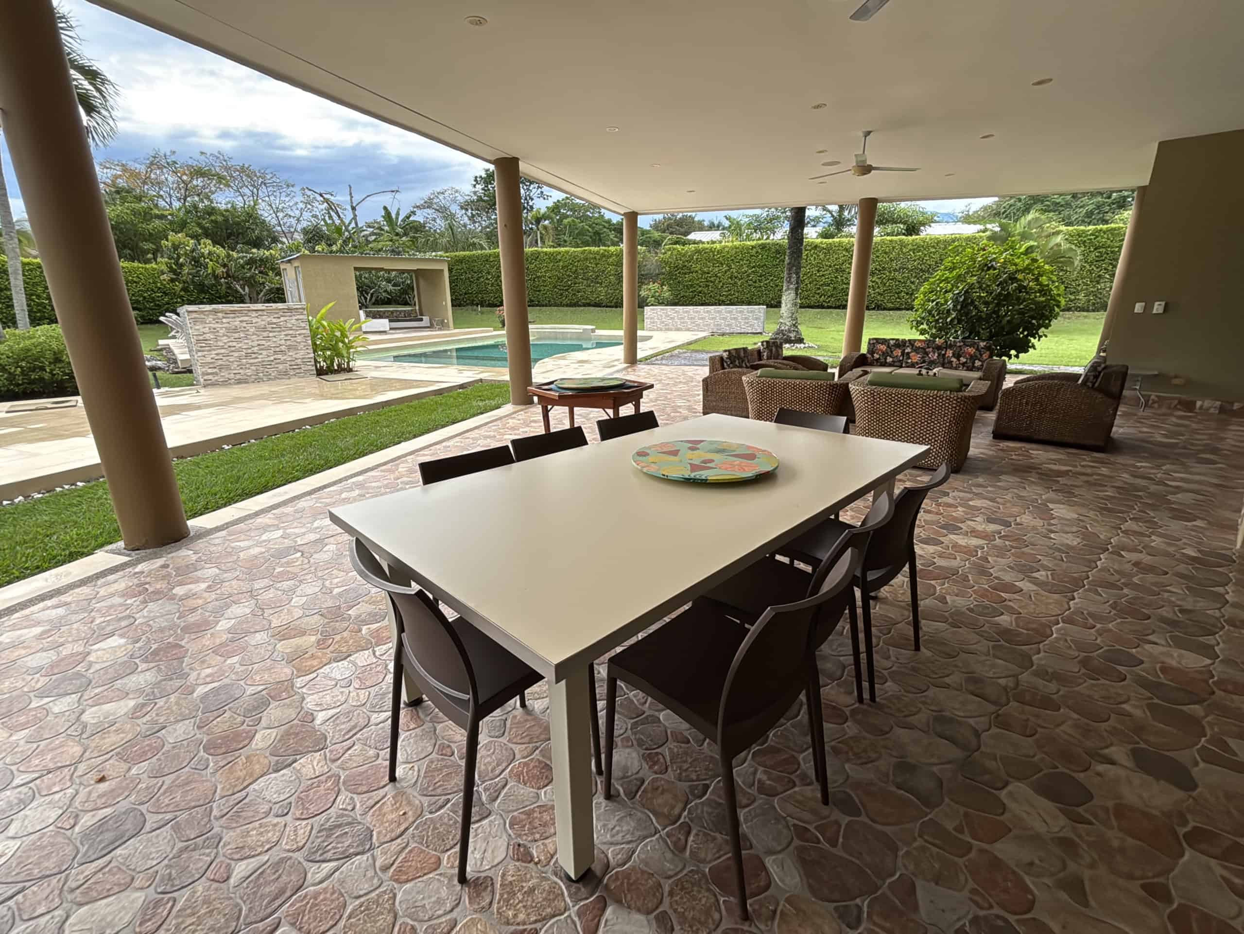 Amplia terraza con piscina y zona de descanso en Hacienda Las Victorias.