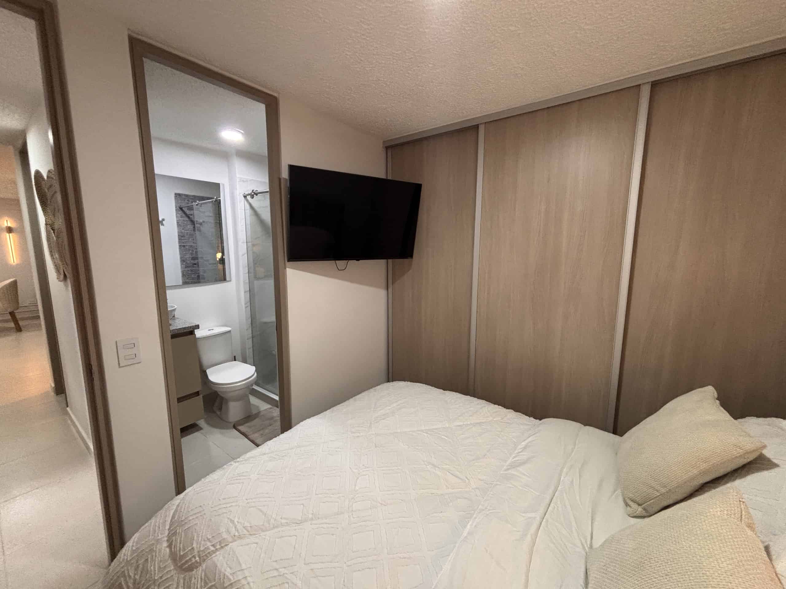 Apartamento en venta en Mirolindo, Ibagué, con habitación, baño y sala moderna.