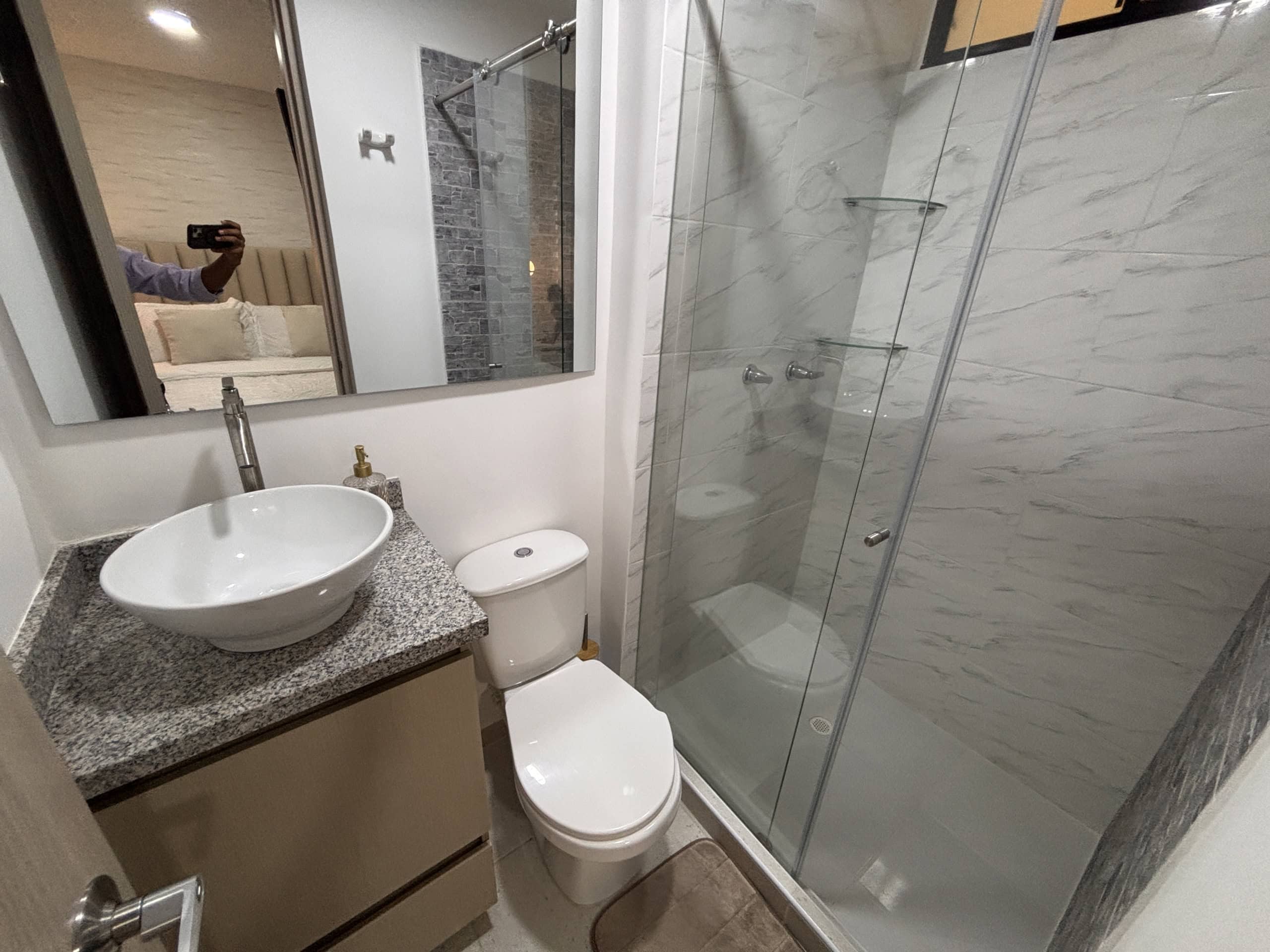 Apartamento en venta en Ibagué, cerca de la av. Mirolindo, con baño moderno y espacio cómodo.