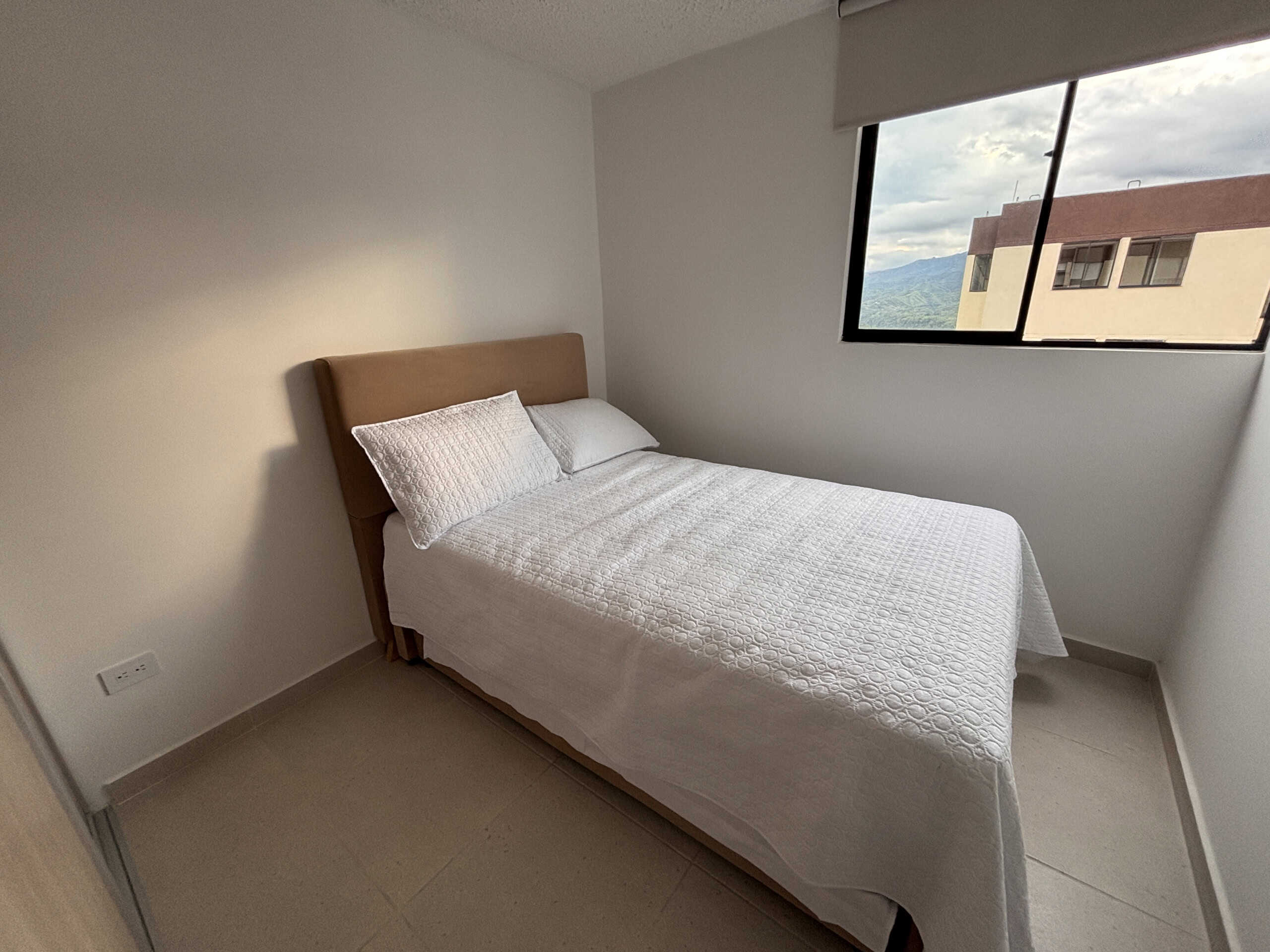Apartamento en venta en Ibagué, cerca de la av. Mirolindo, con vista a la ciudad y espacios cómodos.
