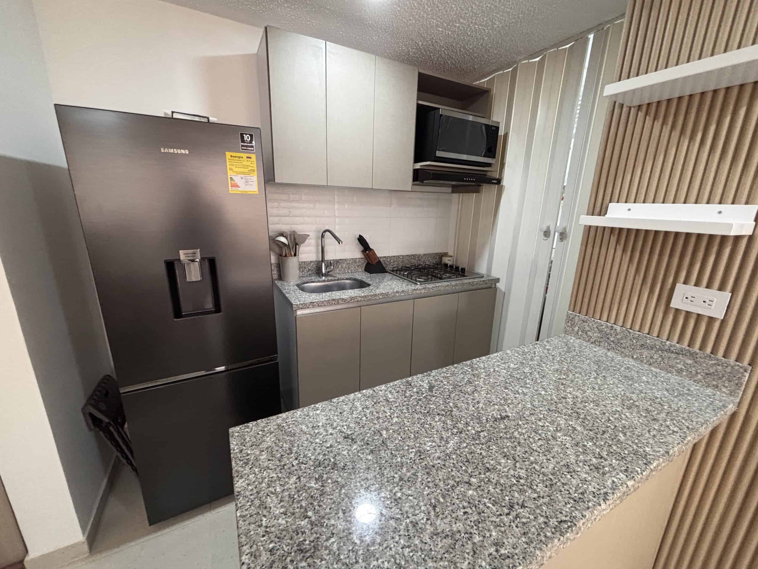 Amplia cocina equipada en apartamento en venta en Ibagué, cerca de la av. Mirolindo, ideal para vivi.