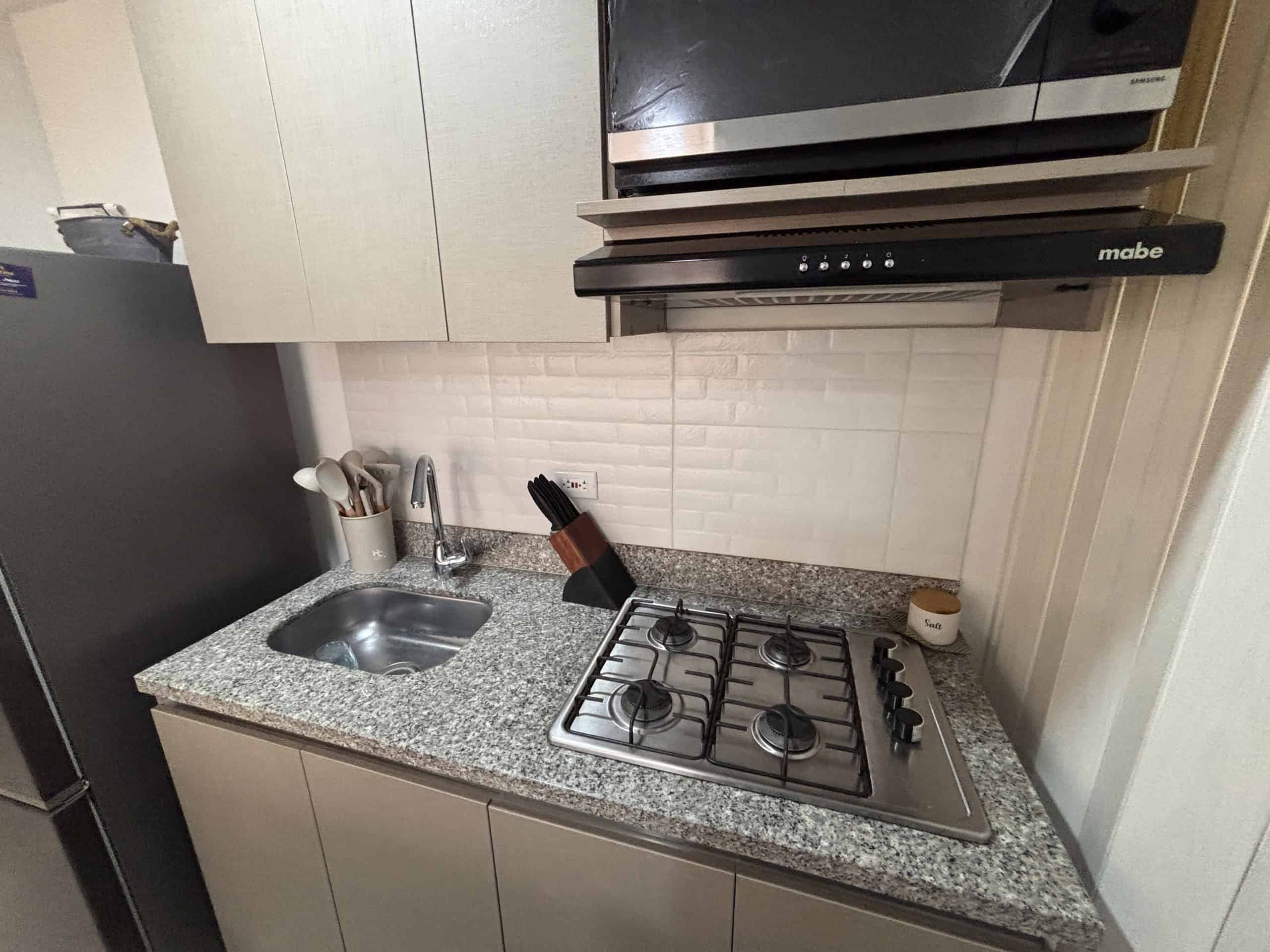 Cocina equipada con estufa y extractor en apartamento en venta en Ibagué, zona de Mirolindo.