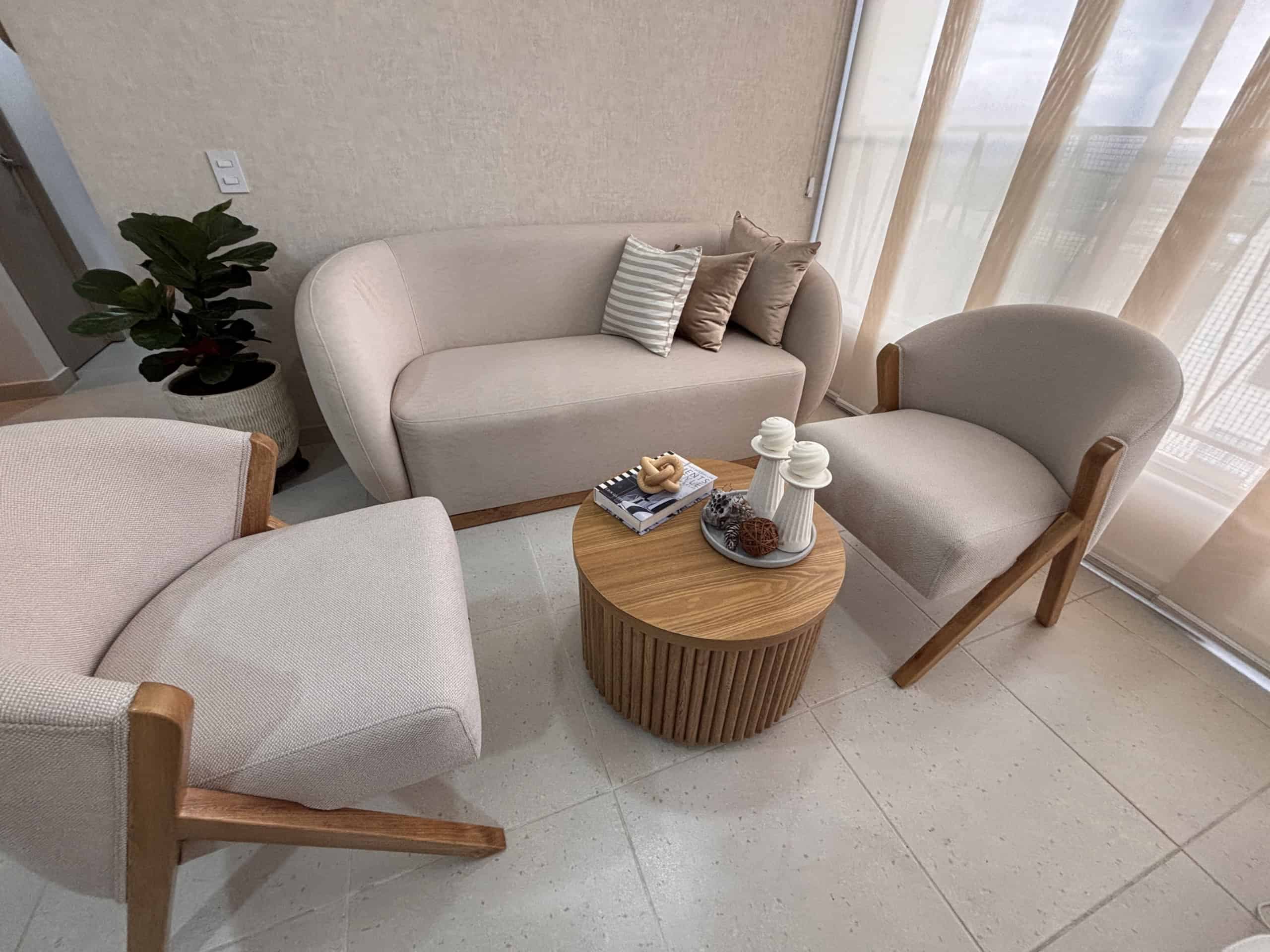 Mobiliario de sala en apartamento en venta en Ibagué, con sillones y mesa de centro moderna.
